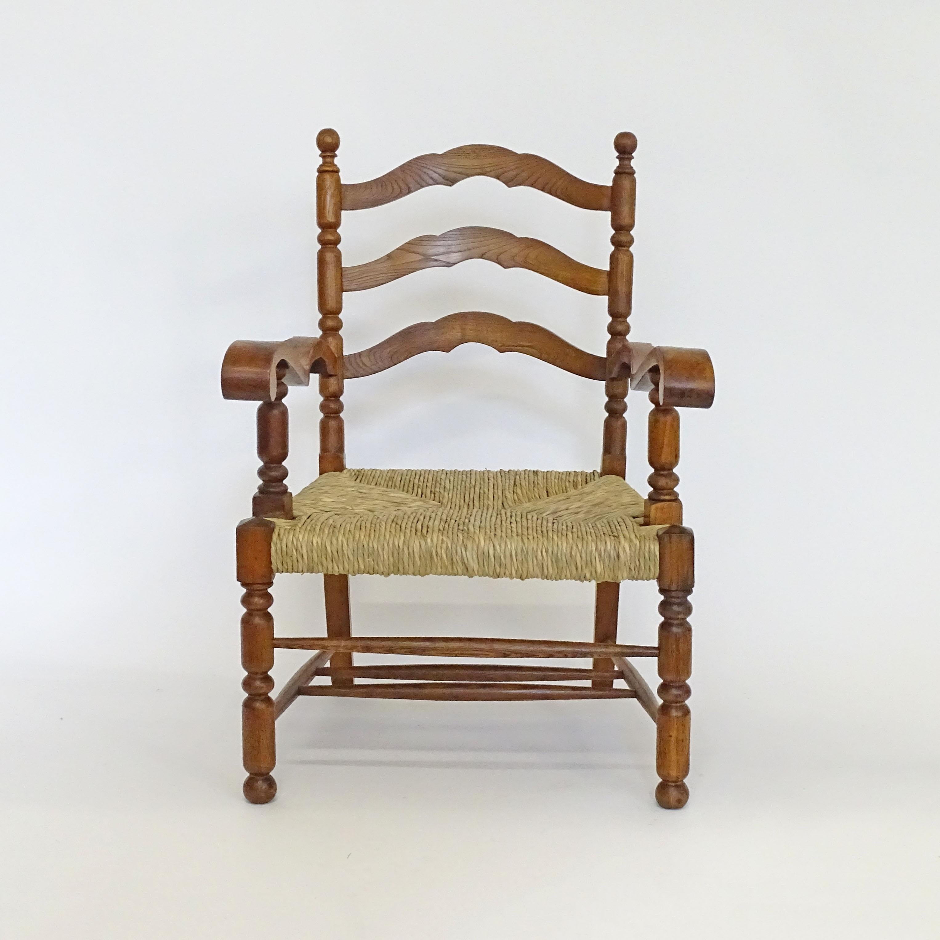 Magnifique fauteuil italien des années 1920 en bois sculpté et paille.