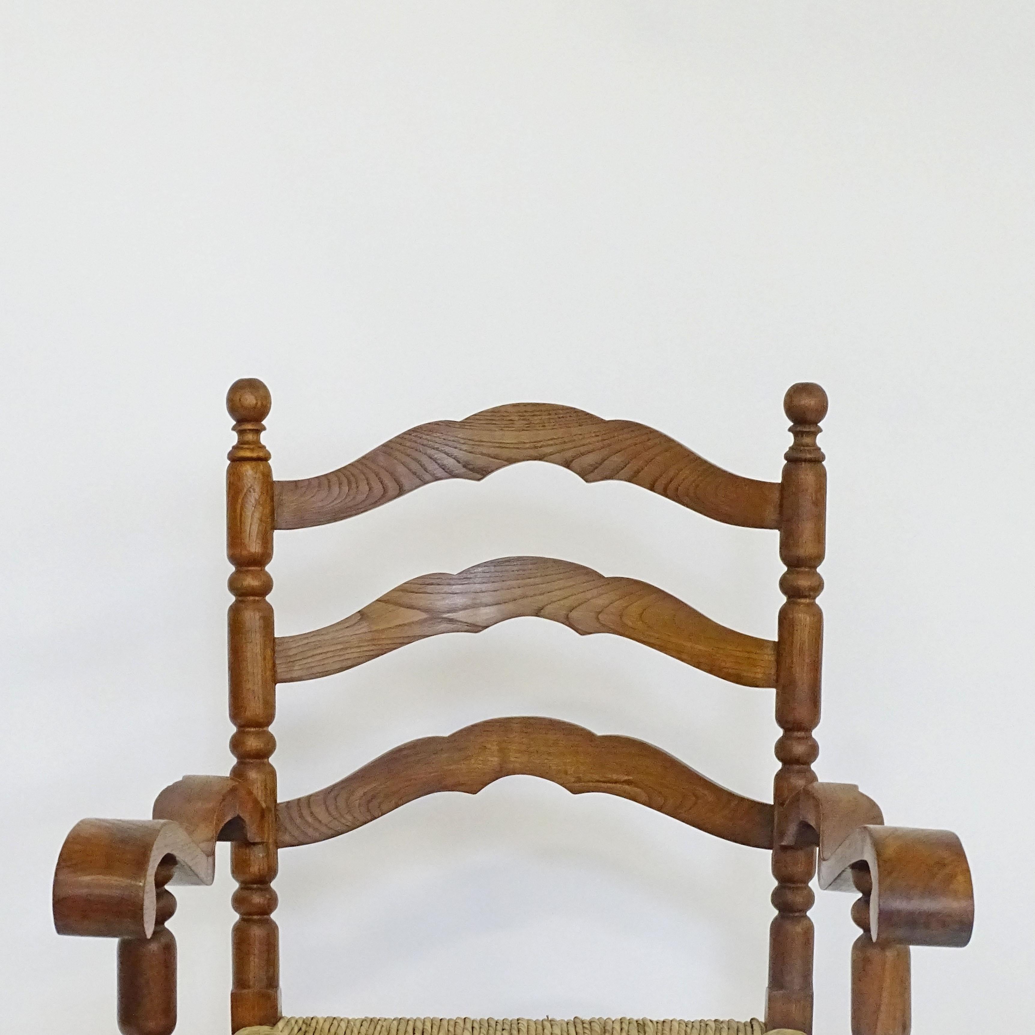 Artisanat Fauteuil italien des années 1920 en bois sculpté et paille en vente
