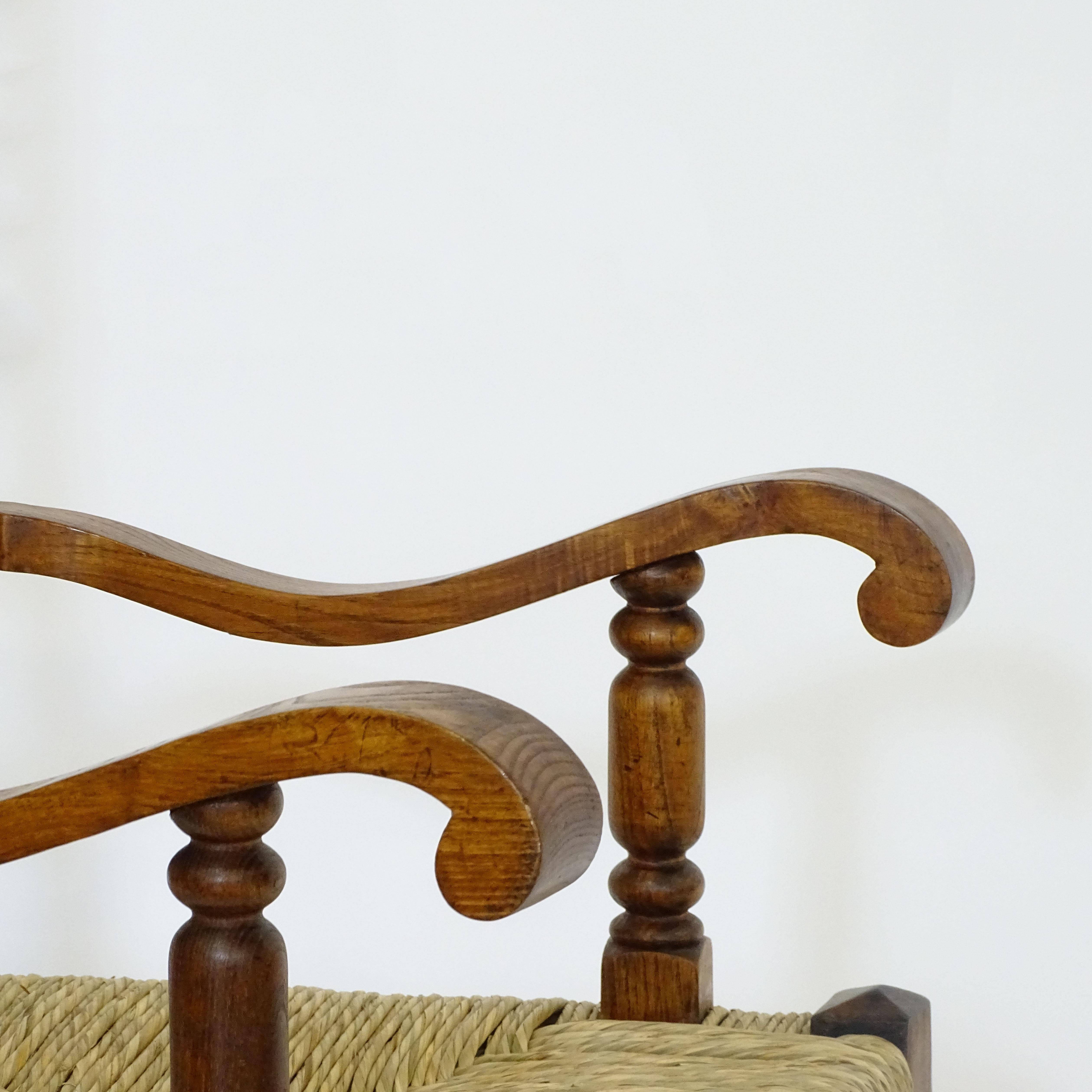 Début du 20ème siècle Fauteuil italien des années 1920 en bois sculpté et paille en vente