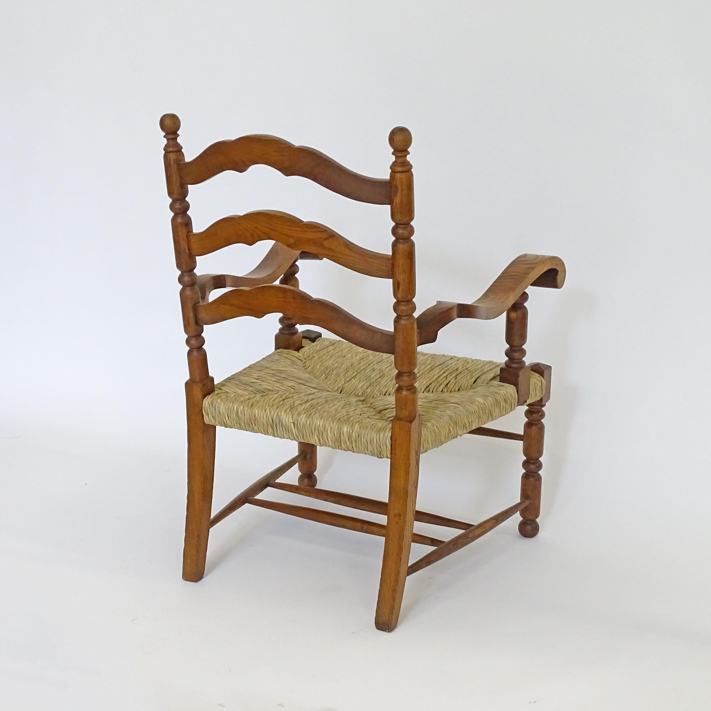 Paille Fauteuil italien des années 1920 en bois sculpté et paille en vente