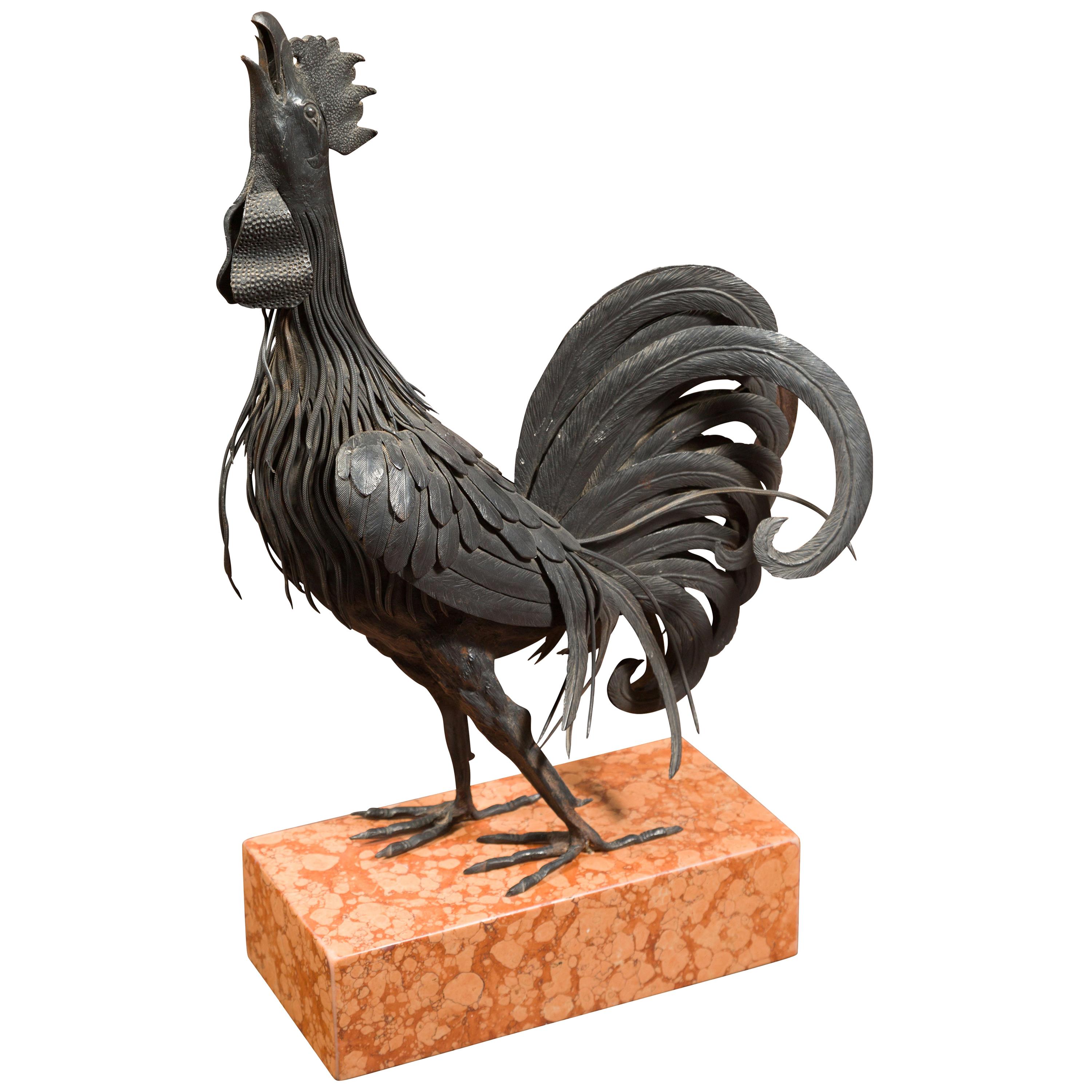 Sculpture italienne de coq en métal des années 1920 élevée sur une base en marbre bigarré