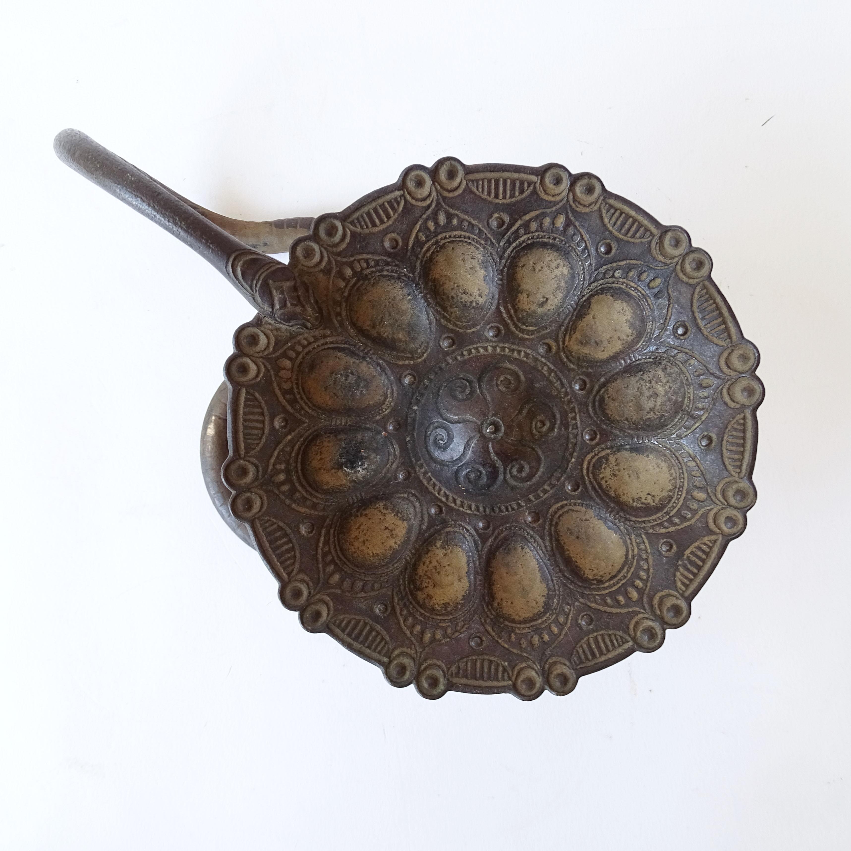 Italian 1920s Wrought Iron Engraved Snake and Dish Vide-poche In Good Condition In Milan, IT