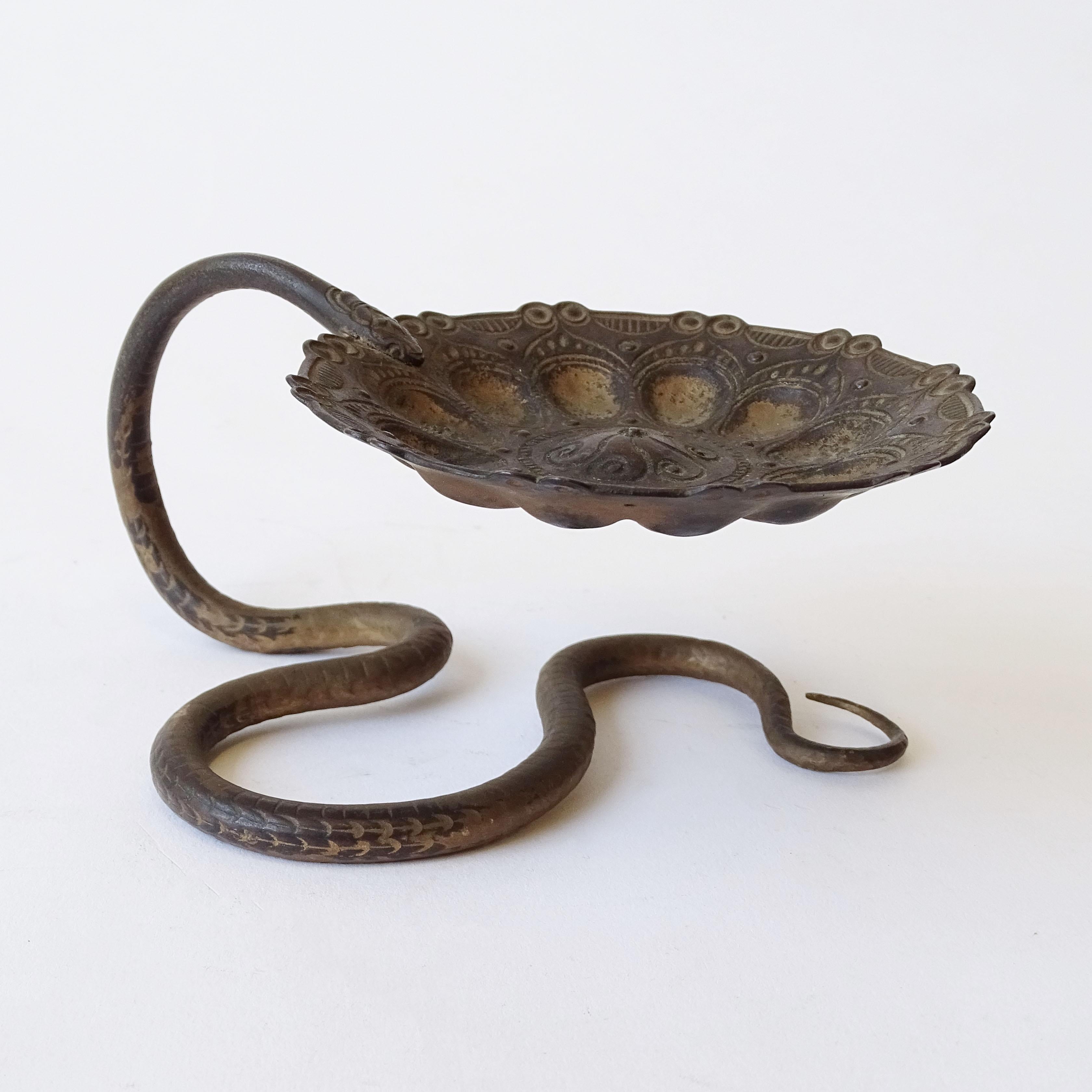 Early 20th Century Italian 1920s Wrought Iron Engraved Snake and Dish Vide-poche