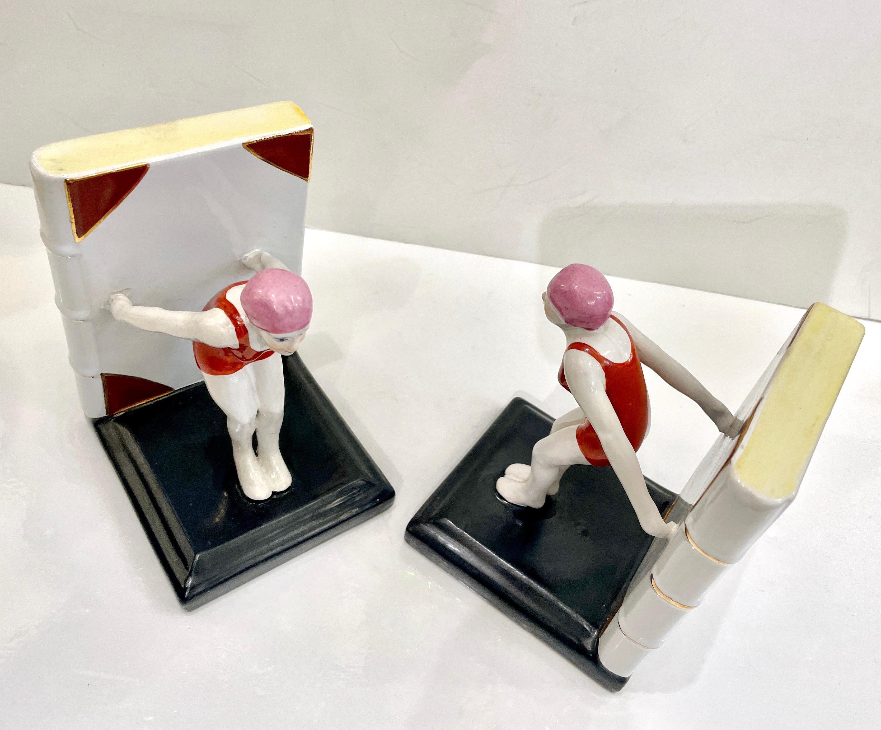 Art Déco Reggilibri in ceramica Art Deco italiano del 1930 con figura femminile subacquea in costume da bagno rosso in vendita