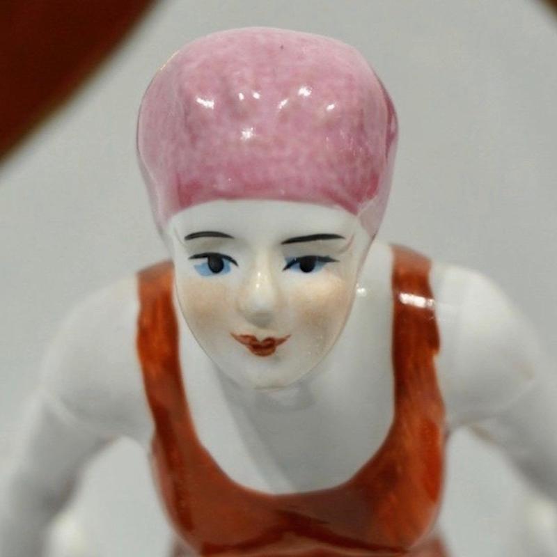 Fatto a mano Reggilibri in ceramica Art Deco italiano del 1930 con figura femminile subacquea in costume da bagno rosso in vendita