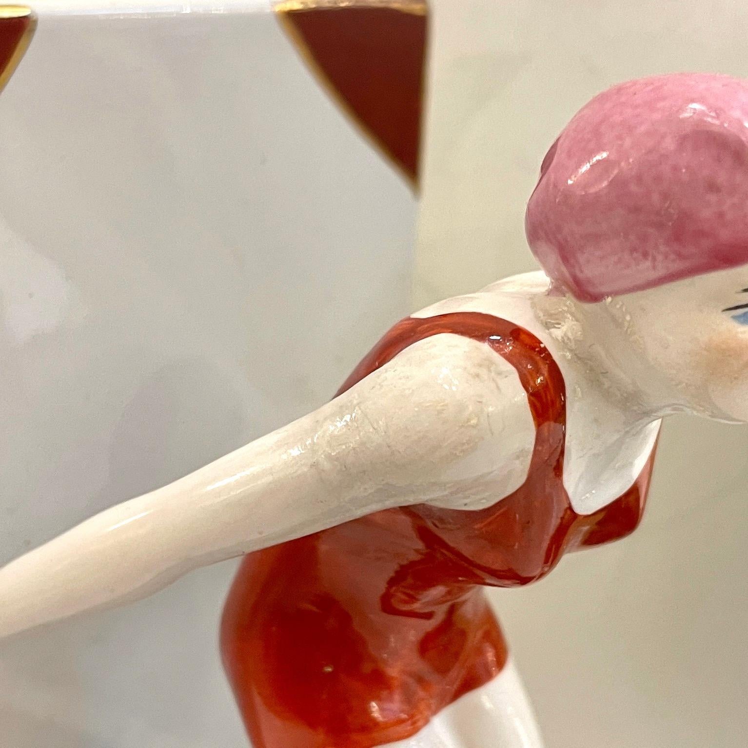 Ceramica Reggilibri in ceramica Art Deco italiano del 1930 con figura femminile subacquea in costume da bagno rosso in vendita