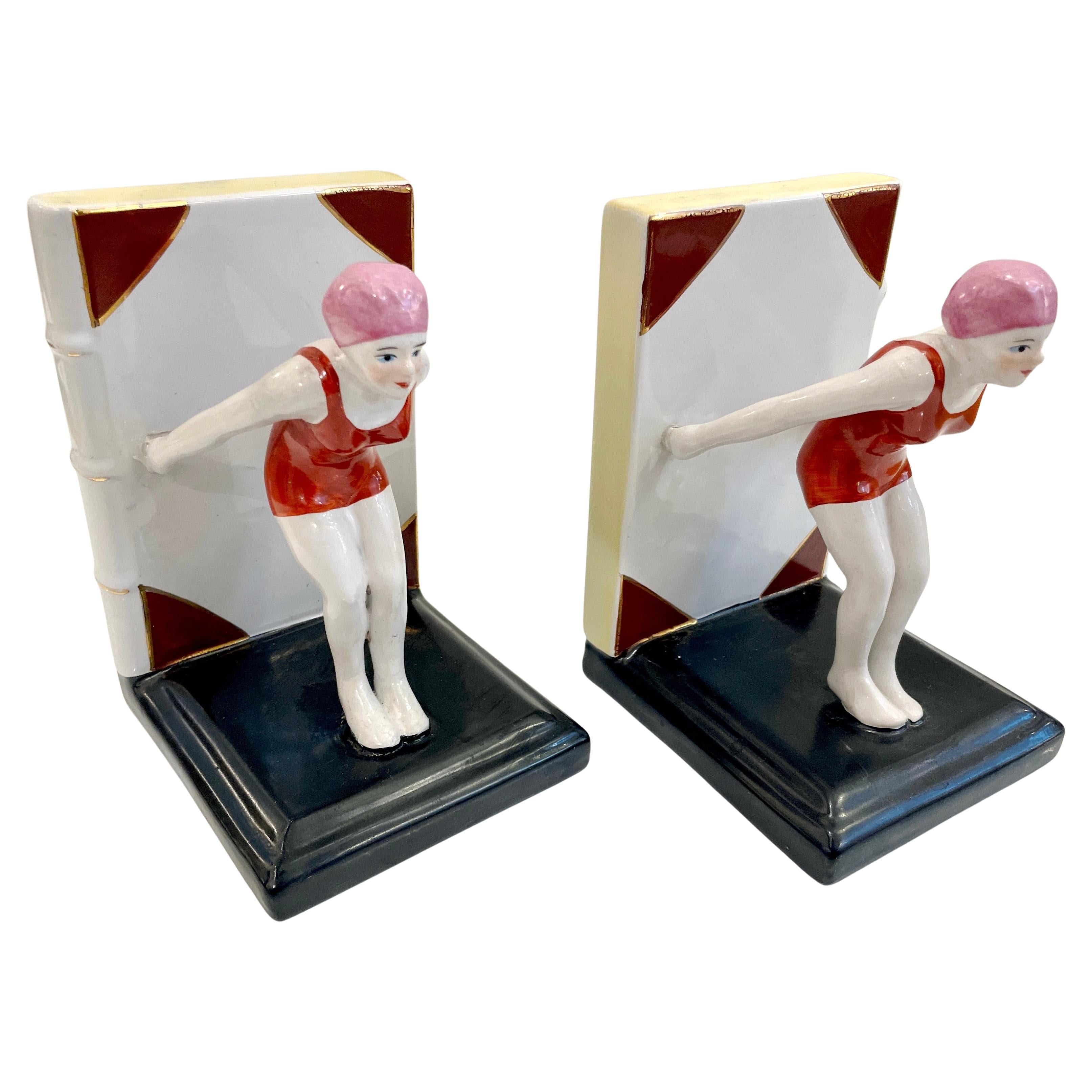 Reggilibri in ceramica Art Deco italiano del 1930 con figura femminile subacquea in costume da bagno rosso in vendita