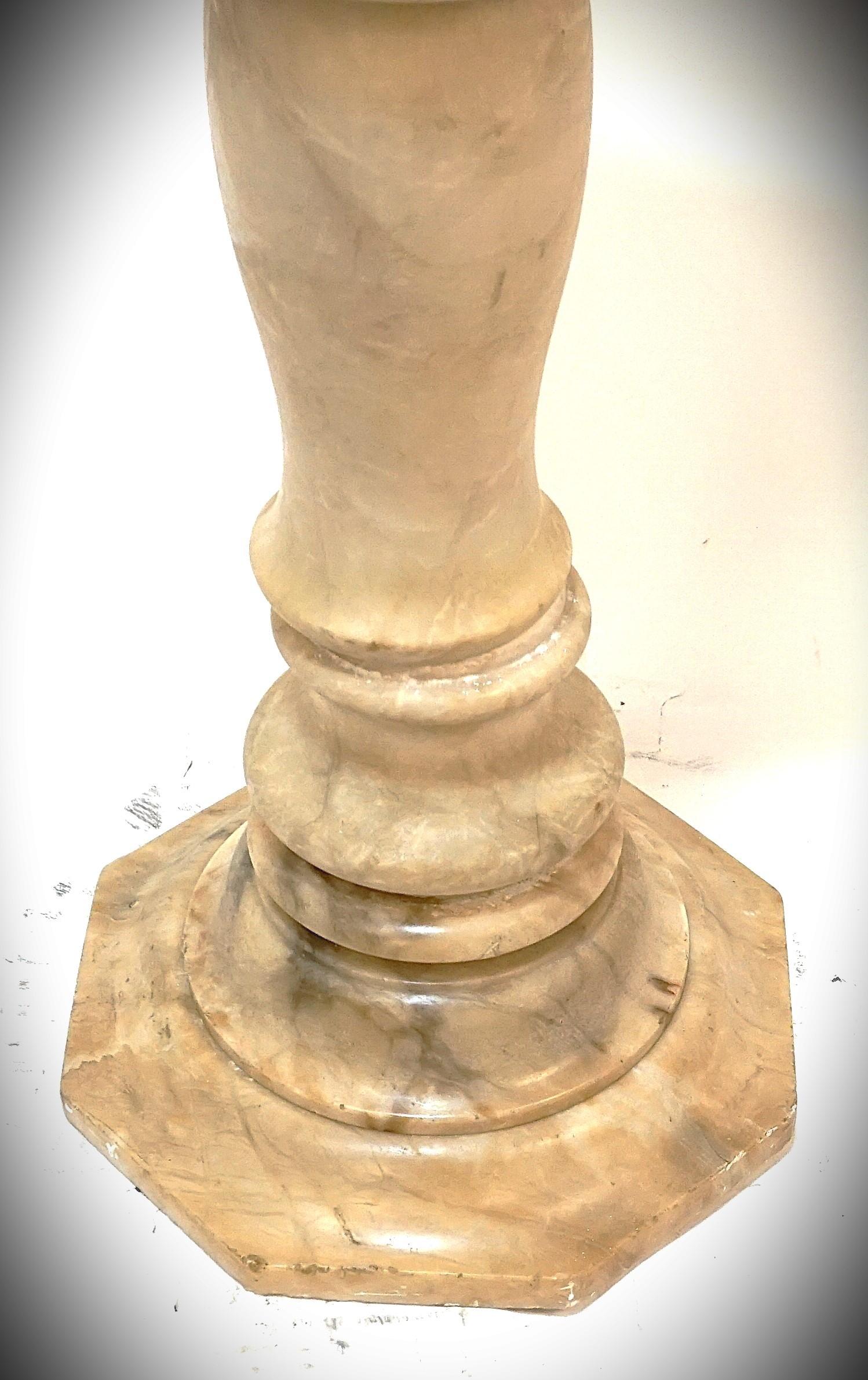 Colonne italienne en albâtre sculpté des années 1930.
Dimensions : dessus 12