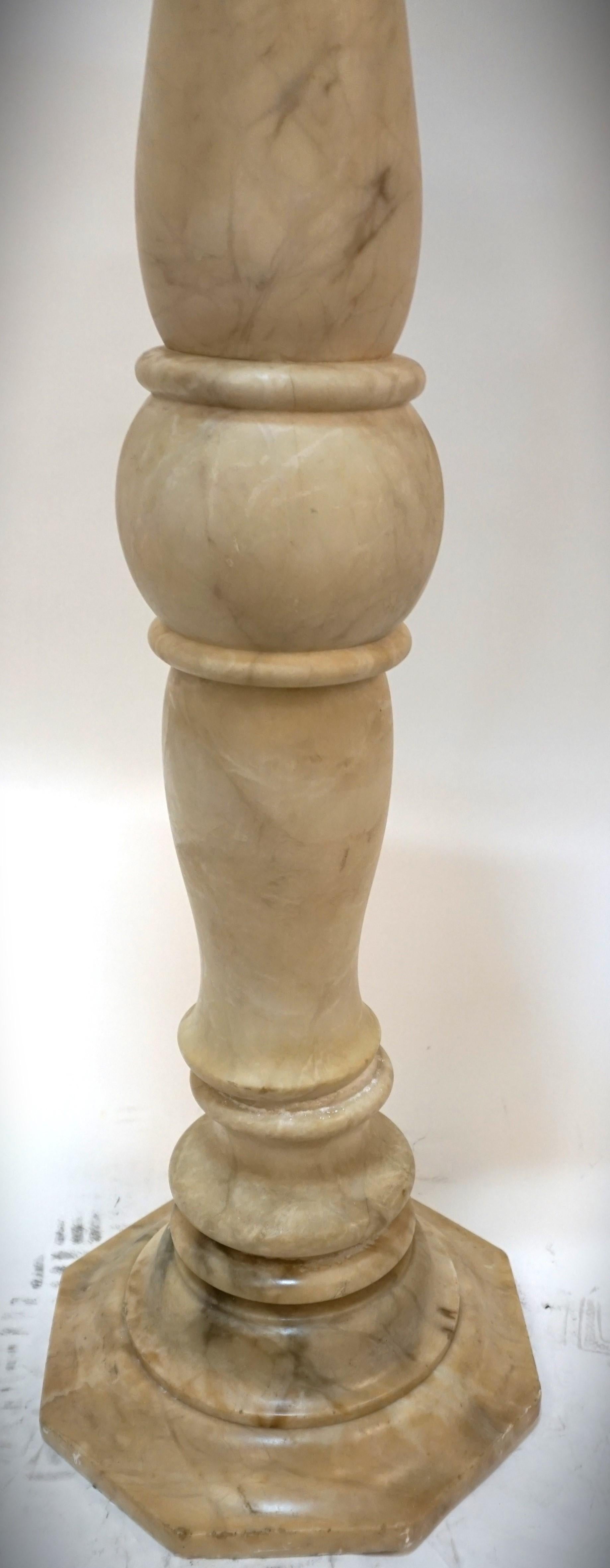 Milieu du XXe siècle Colonne italienne des années 1930 en albâtre de style Classic #3 en vente