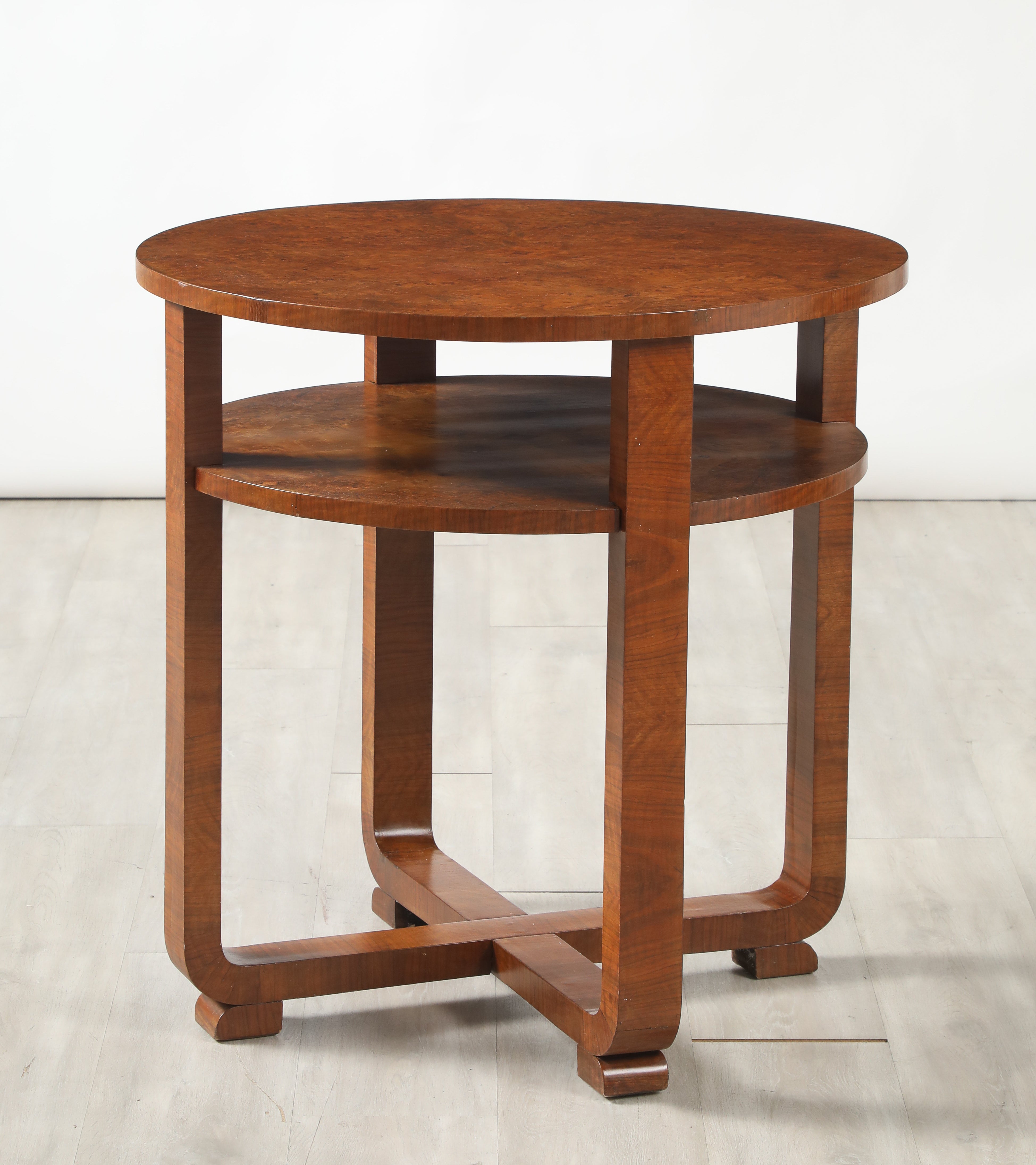 Table d'appoint en bois de bruyère italienne des années 1930, élégante et classique, avec une étagère.  
Italie du Nord, vers 1930 
Taille : 29 3/4