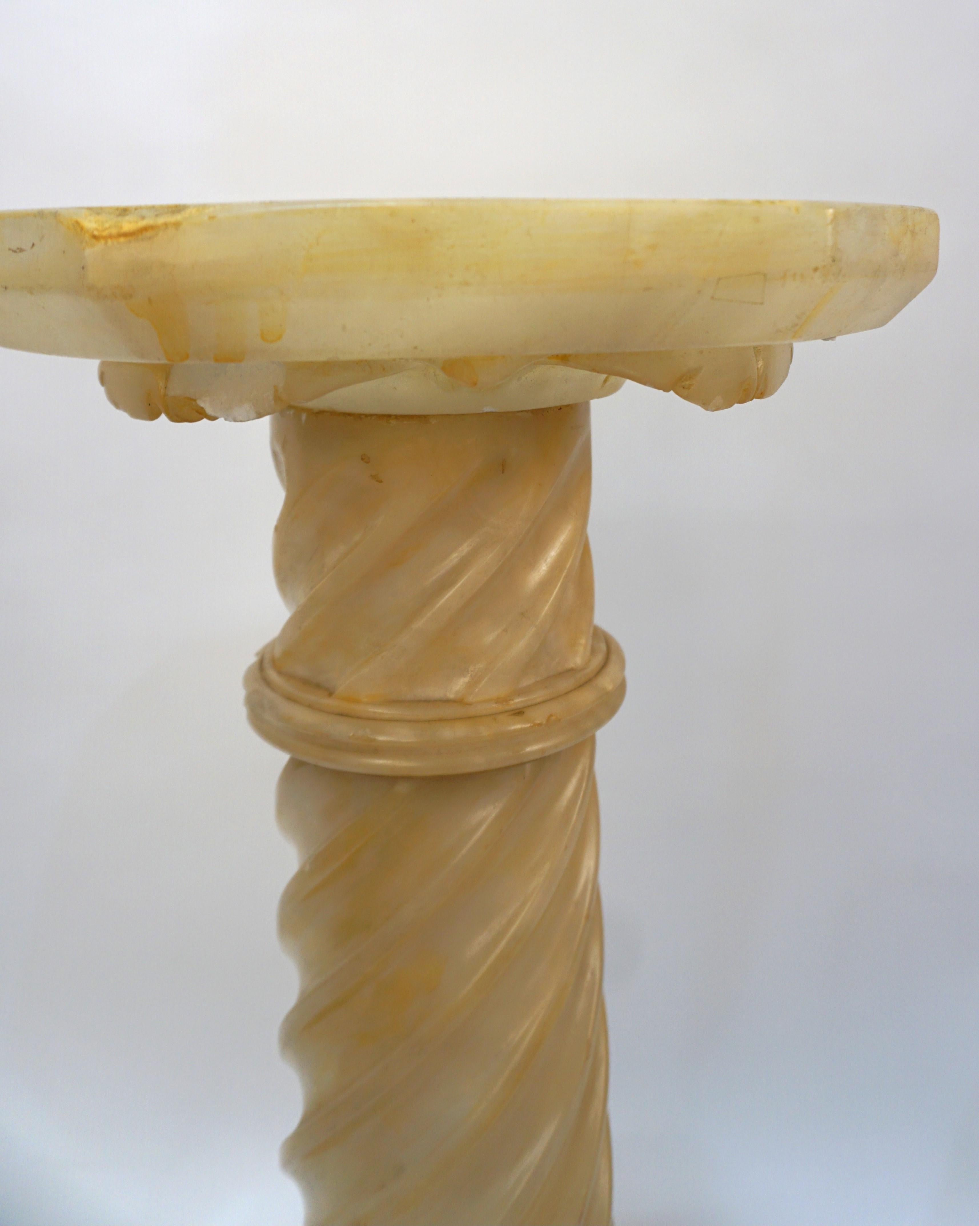 Colonne italienne en albâtre sculpté des années 1930 #15 en vente 5