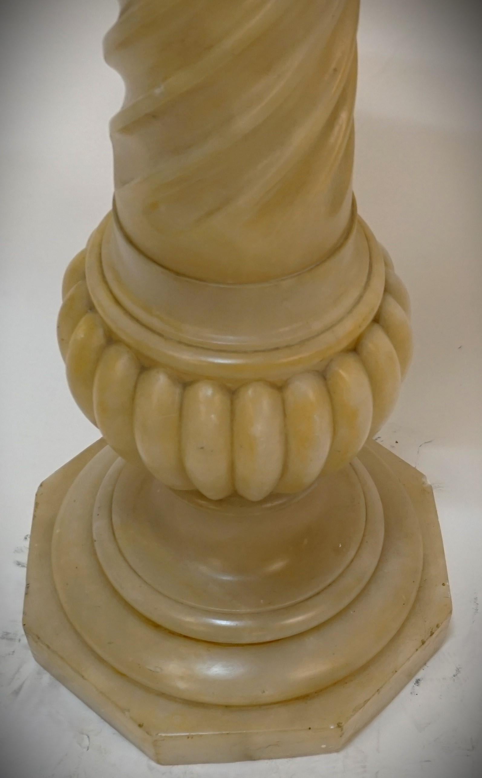 Elegant piédestal italien en albâtre sculpté des années 1930