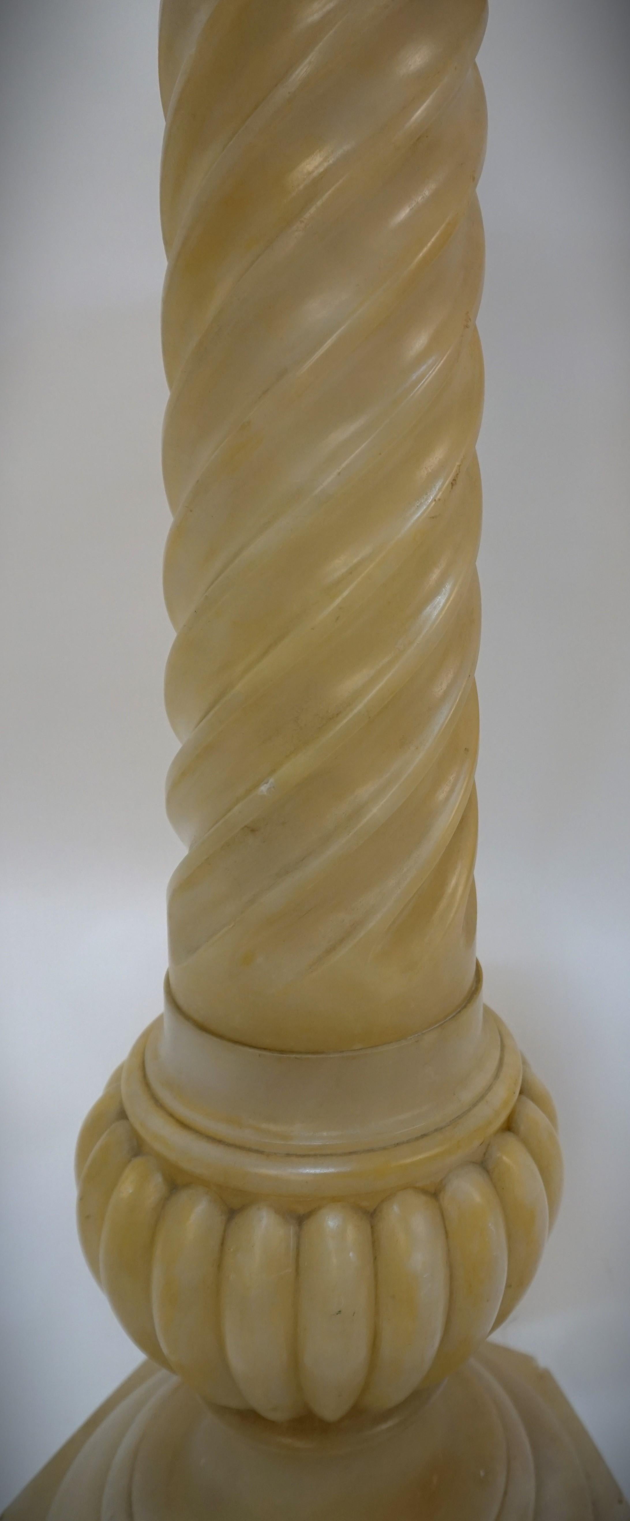 Colonne italienne en albâtre sculpté des années 1930 #15 Bon état - En vente à Fairfax, VA