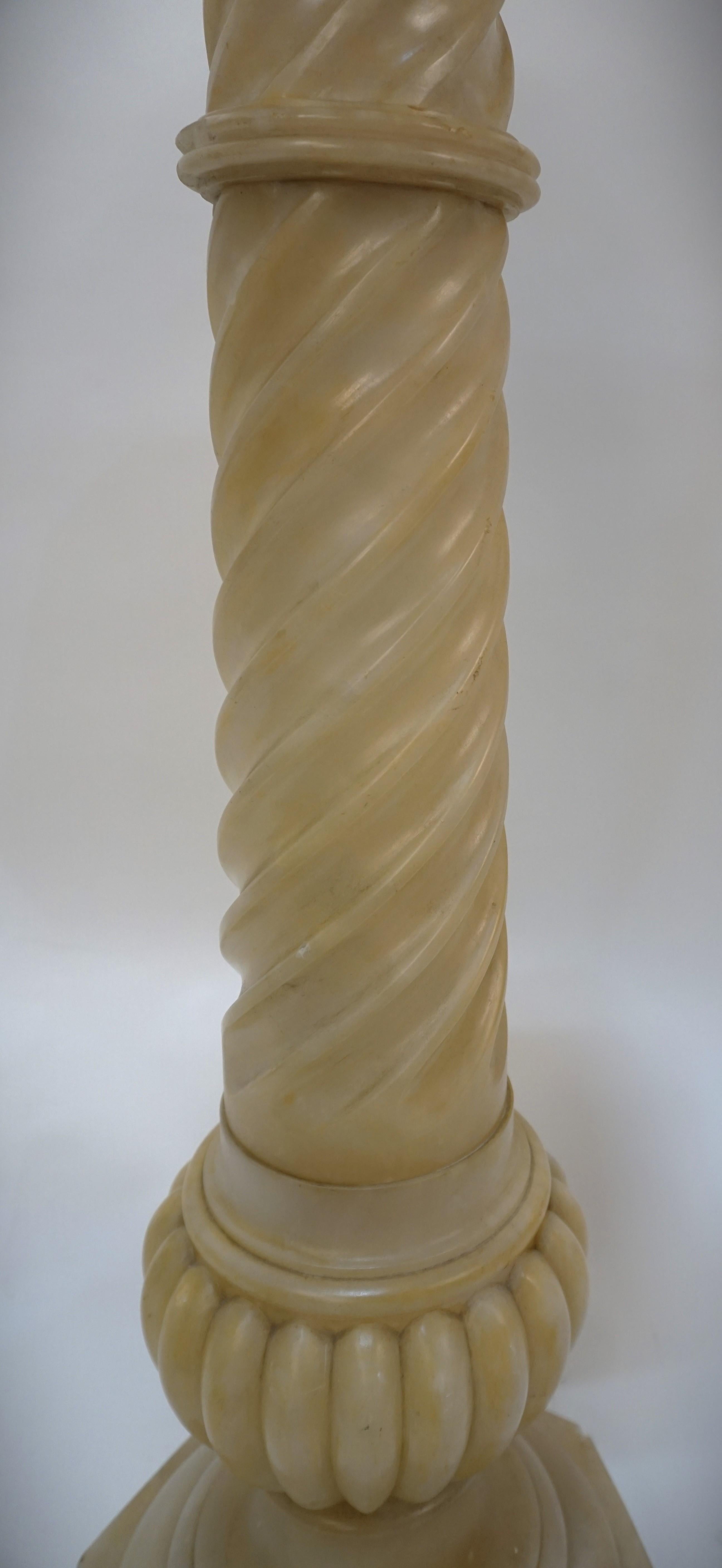 Albâtre Colonne italienne en albâtre sculpté des années 1930 #15 en vente
