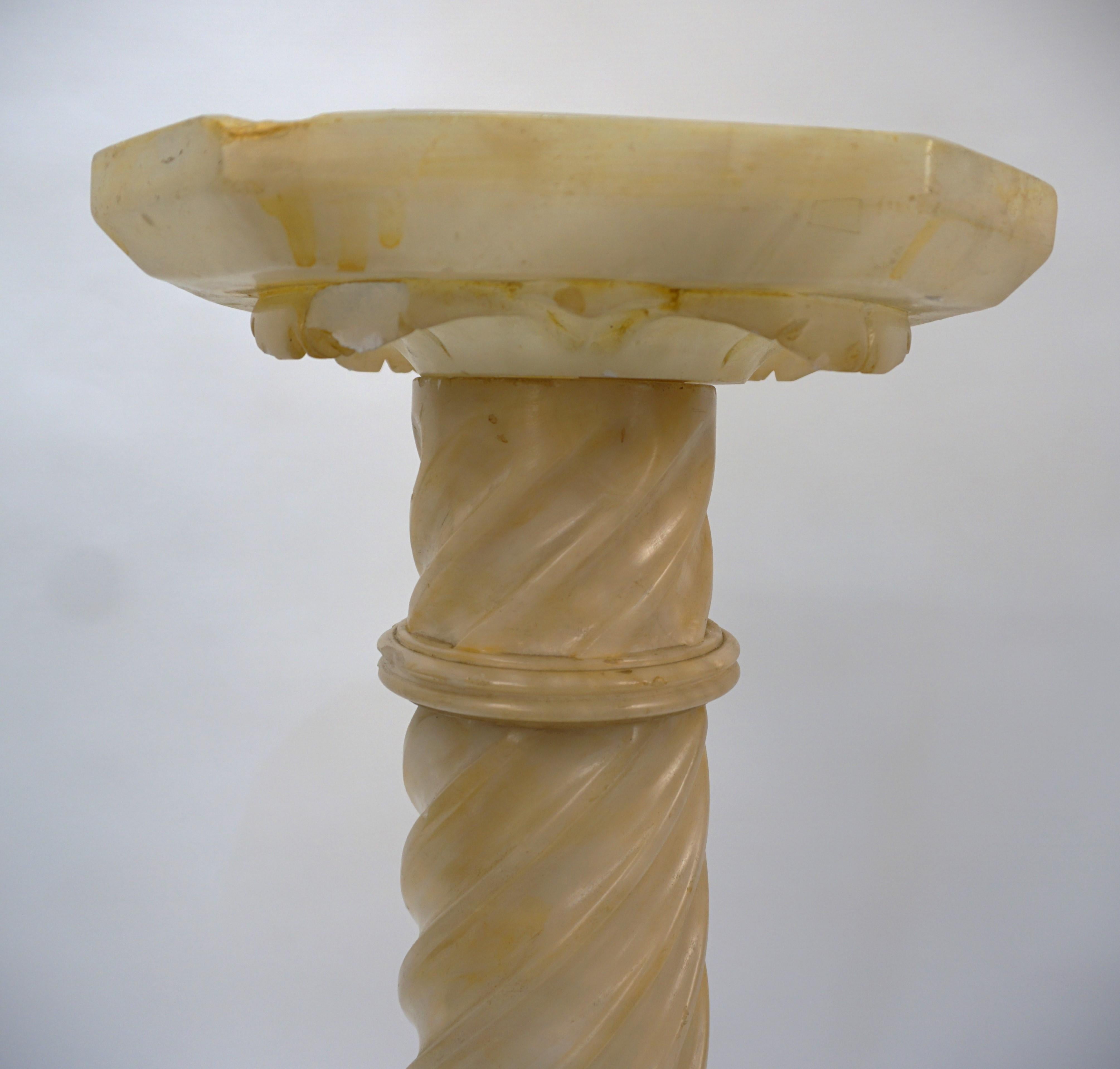 Colonne italienne en albâtre sculpté des années 1930 #15 en vente 2