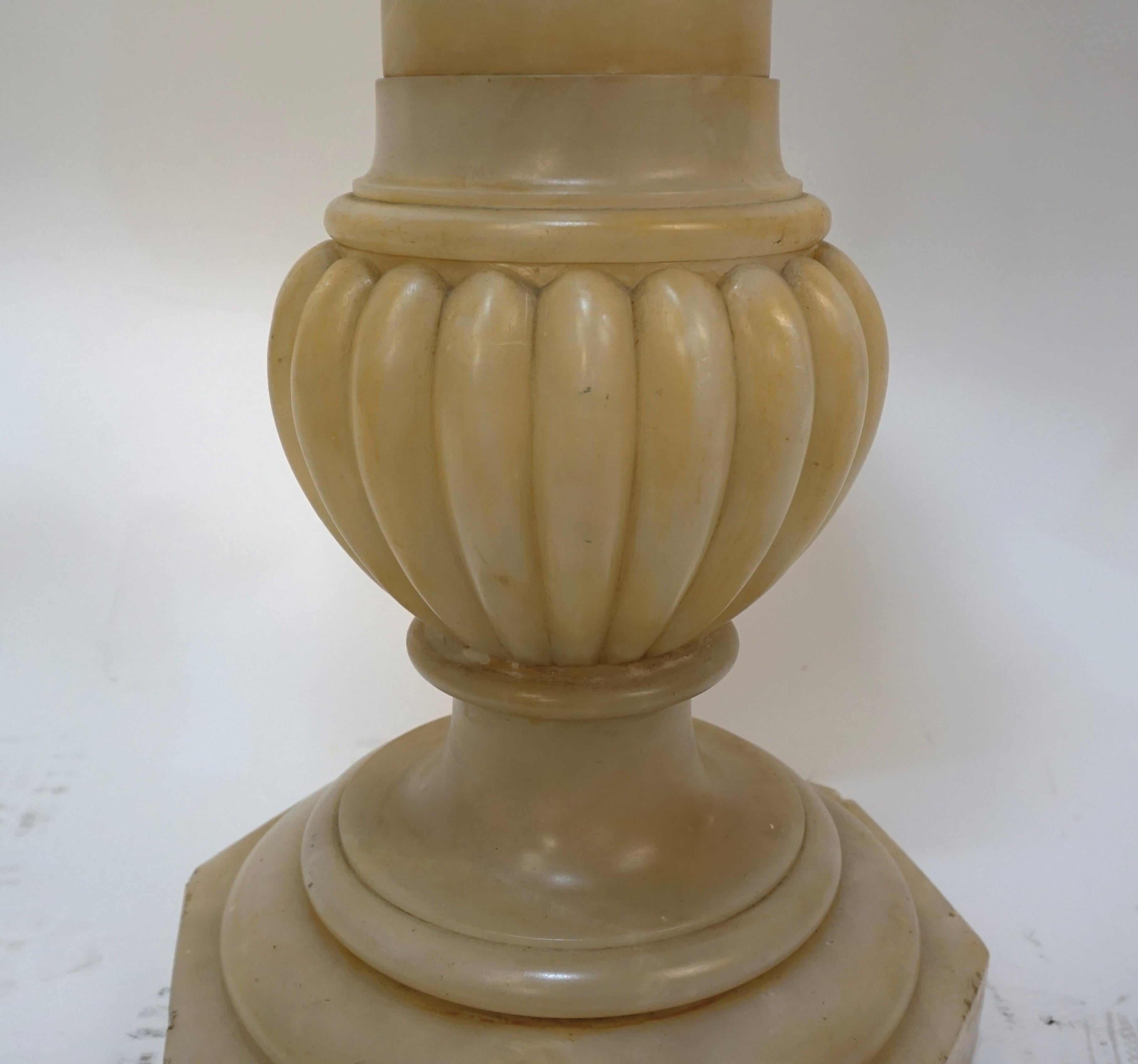 Colonne italienne en albâtre sculpté des années 1930 #15 en vente 4