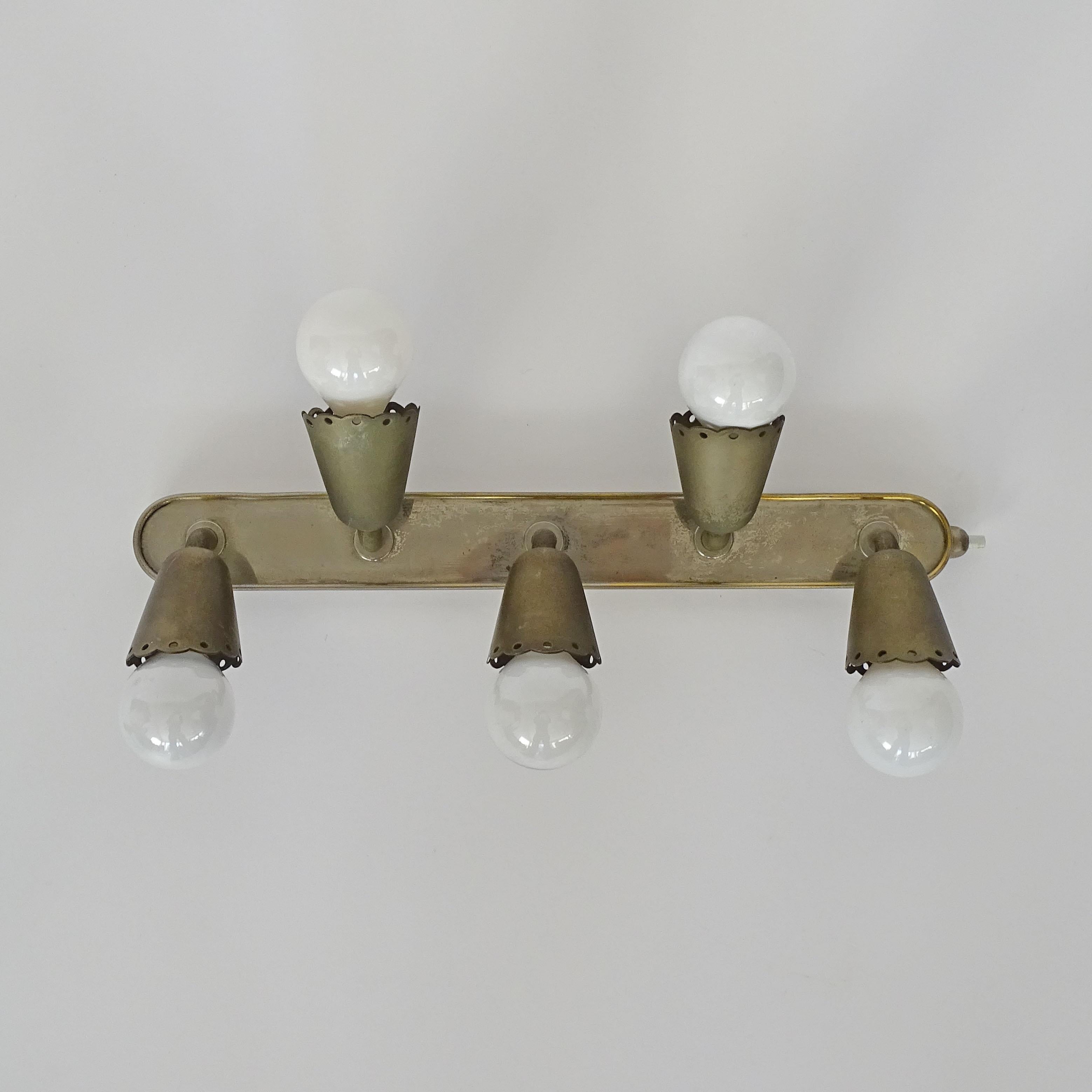 Italian 1930s five-light wall lamp in nickel brass attributed to Fontana Arte.
For use as a bed light or on top of a wall mirror.
