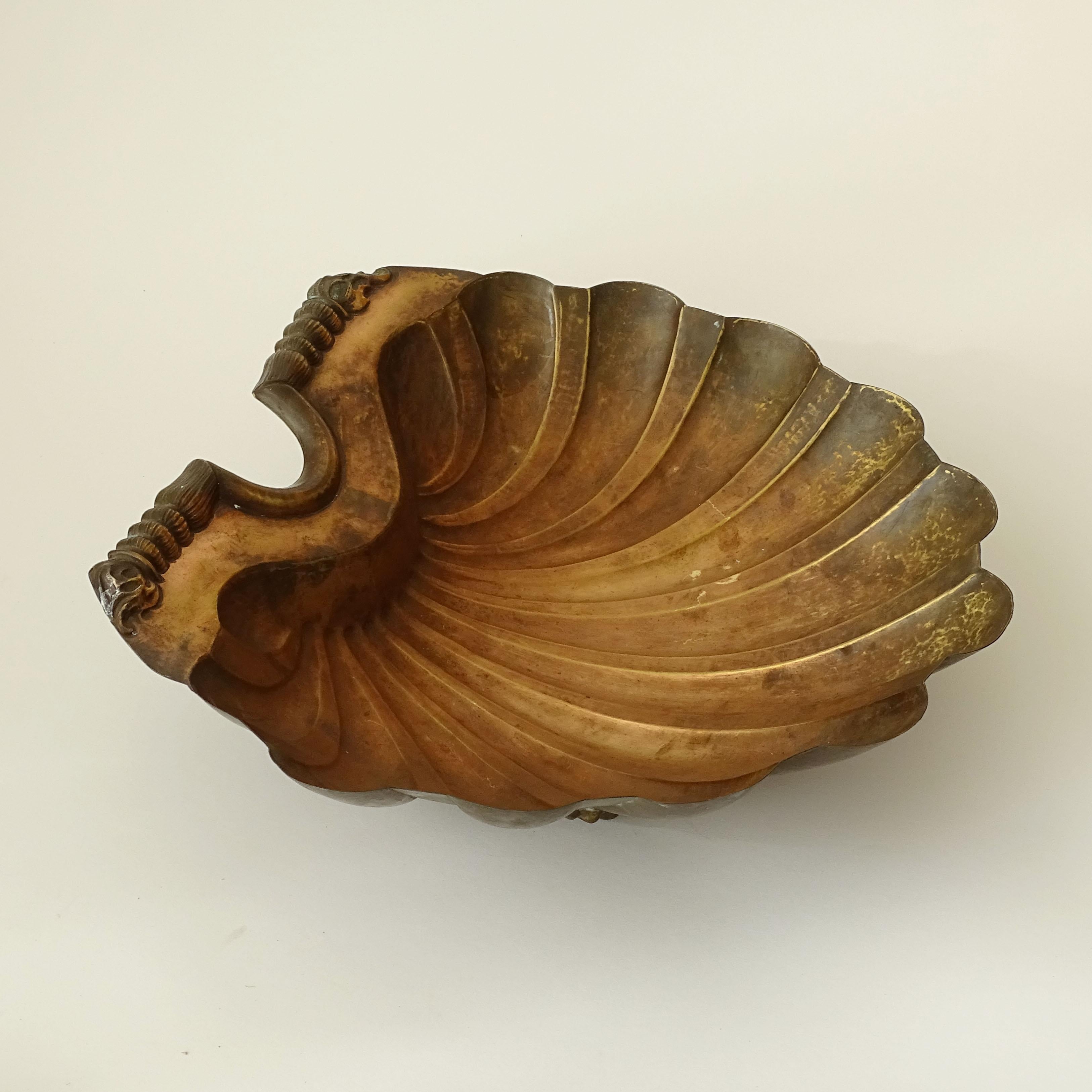 Italian 1930s Hammered Copper Shell Shaped Holy Water Font In Good Condition For Sale In Milan, IT