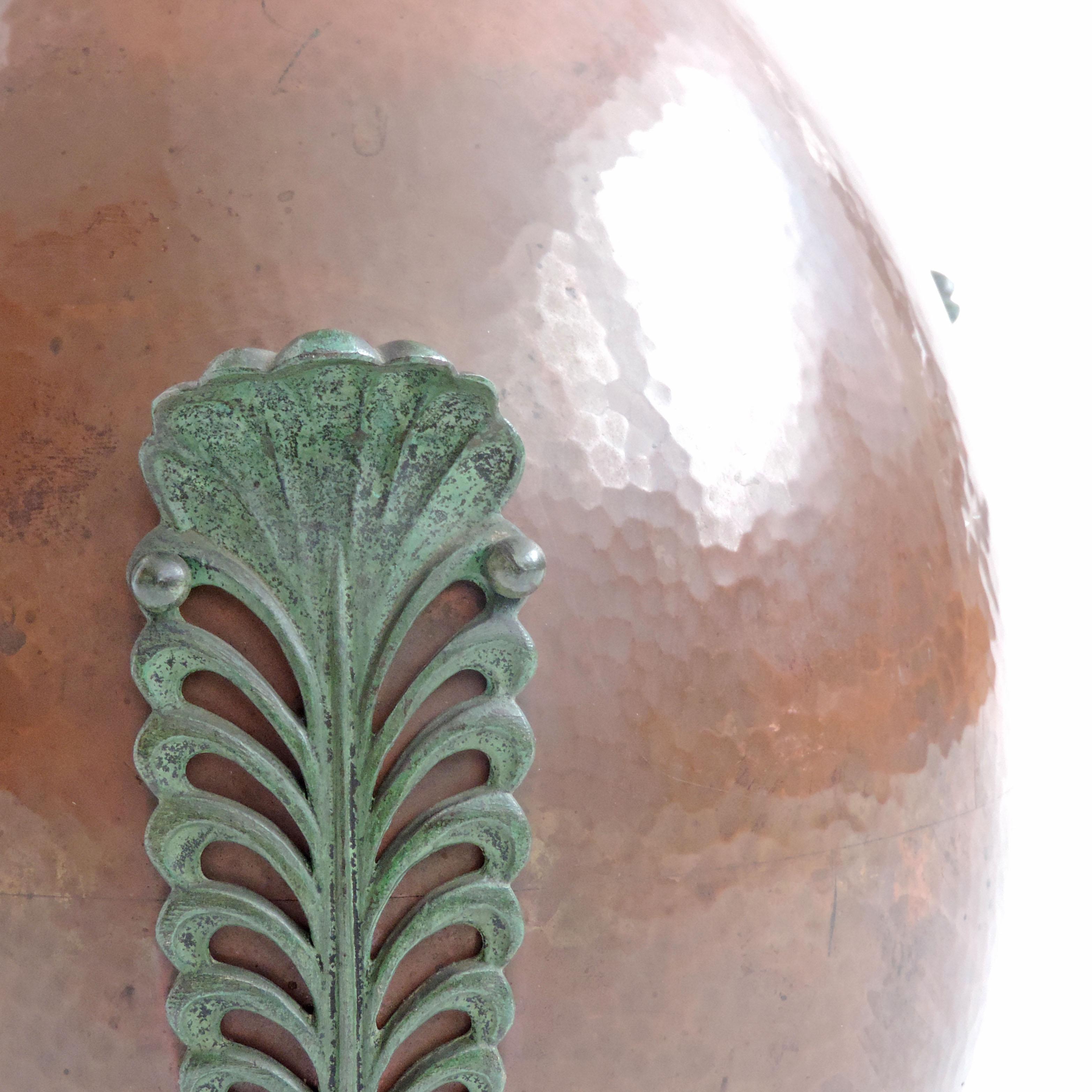 Art Deco Italian 1930s Hammered Copper Vase with Three Metal Decorative Leaves Applied For Sale