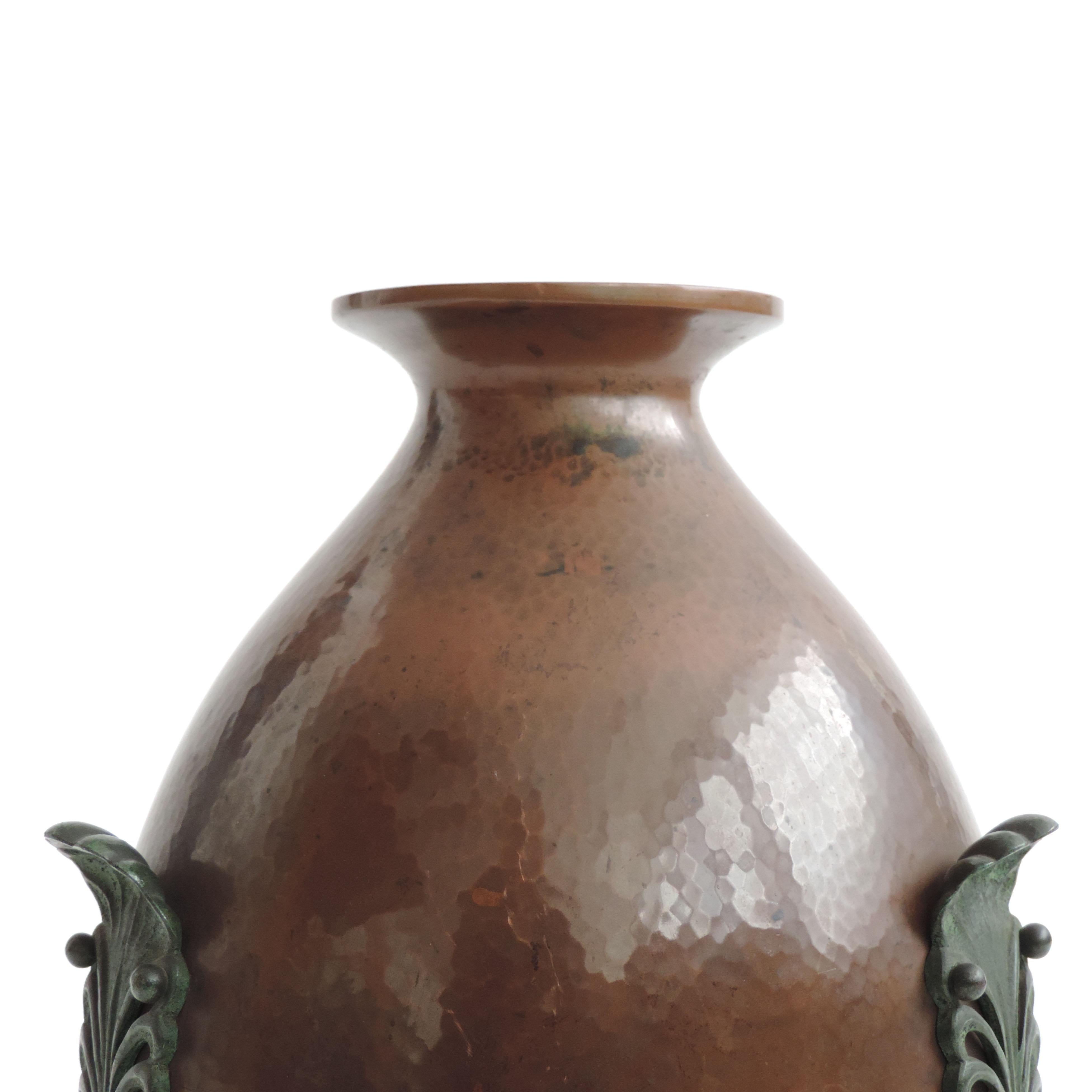 Martelé Vase italien des années 1930 en cuivre martelé avec trois feuilles décoratives en métal appliquées en vente