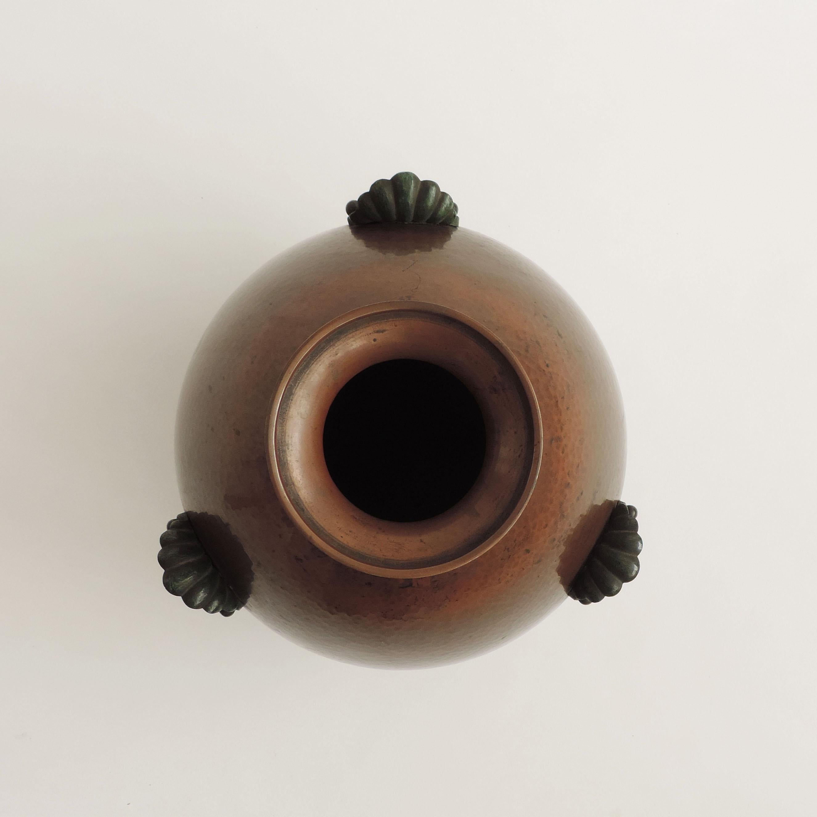 Italienische Vase aus gehämmertem Kupfer aus den 1930er Jahren mit drei dekorativen Metallblättern, appliziert im Zustand „Gut“ im Angebot in Milan, IT