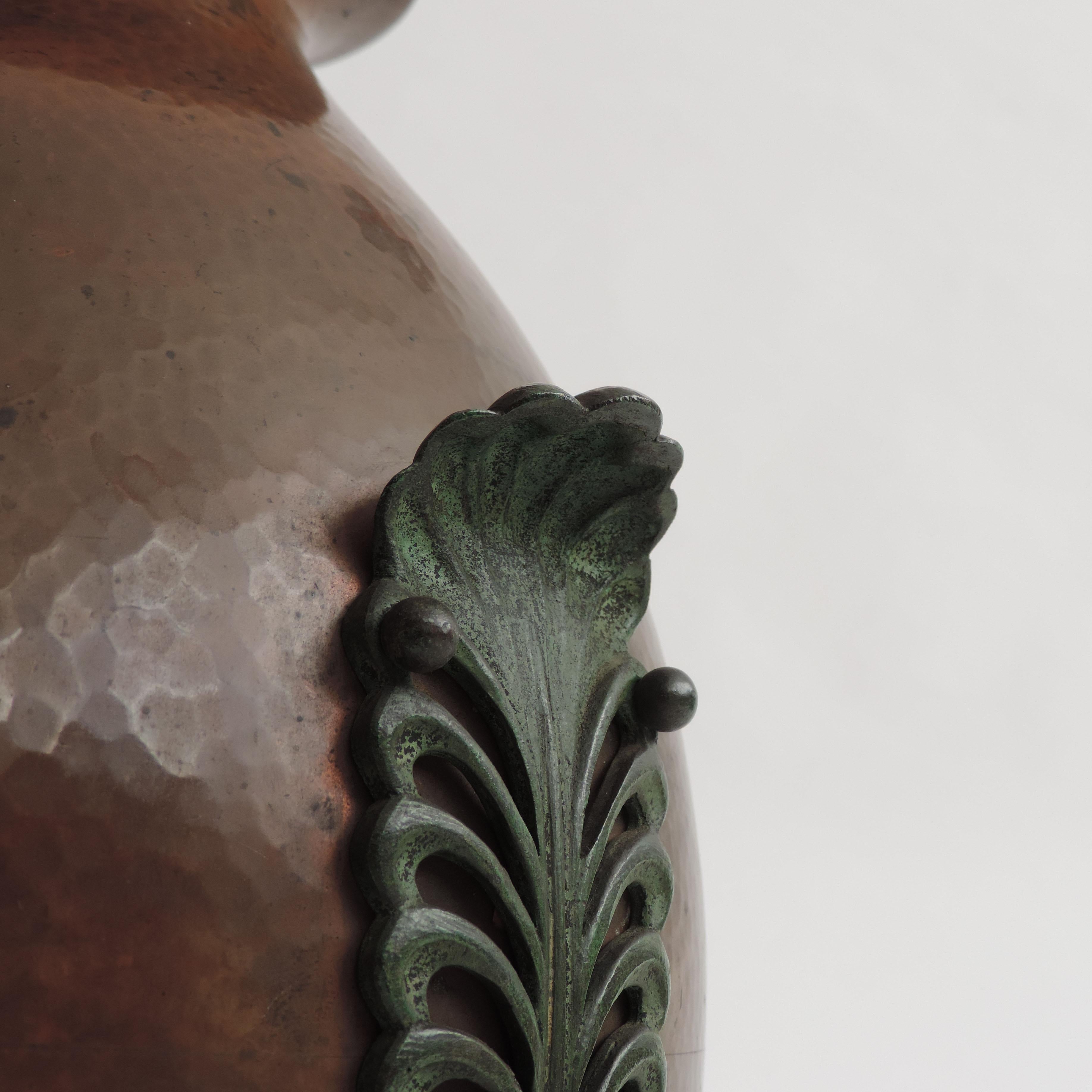 Italienische Vase aus gehämmertem Kupfer aus den 1930er Jahren mit drei dekorativen Metallblättern, appliziert (Mitte des 20. Jahrhunderts) im Angebot