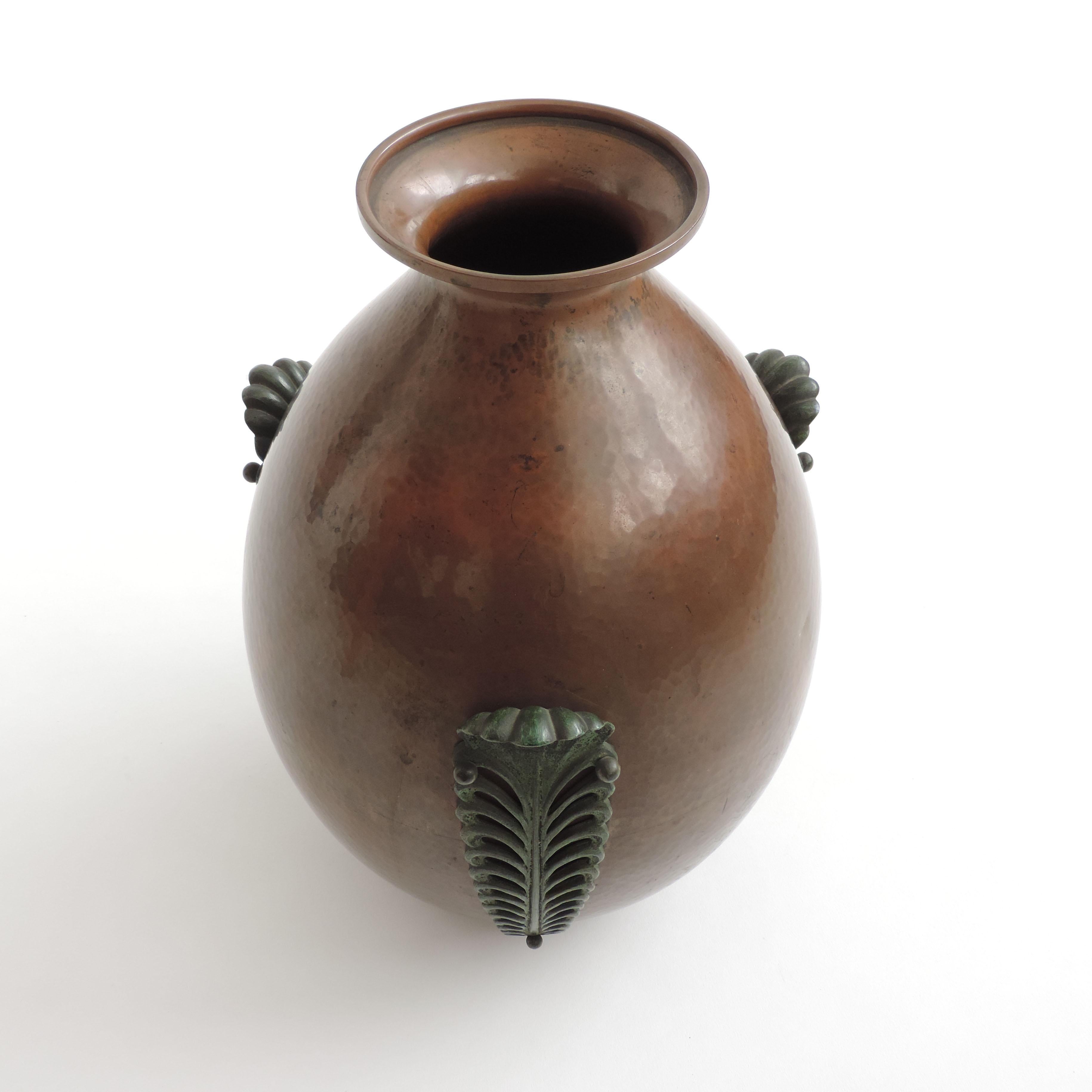 Vase italien des années 1930 en cuivre martelé avec trois feuilles décoratives en métal appliquées en vente 1