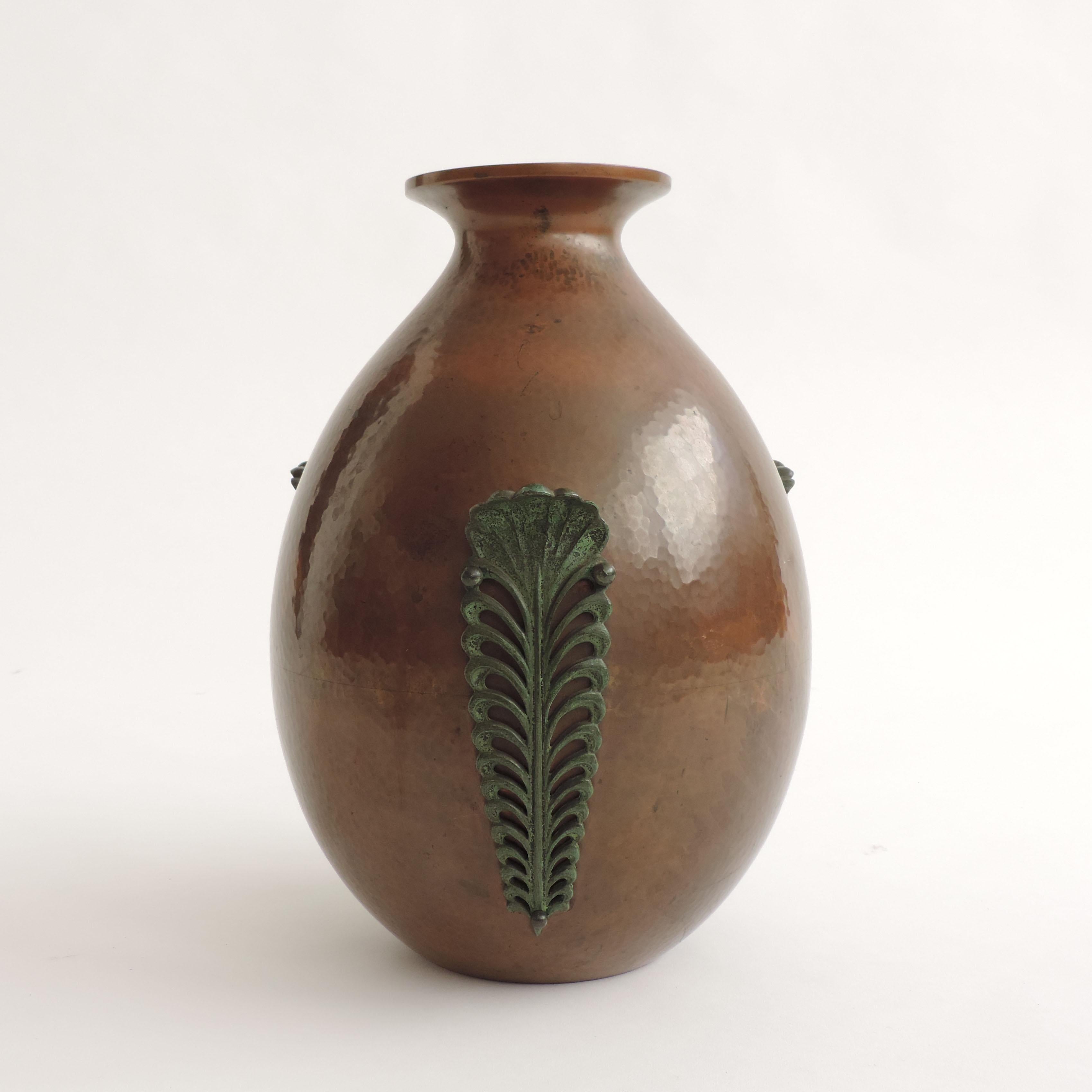 Vase italien des années 1930 en cuivre martelé avec trois feuilles décoratives en métal appliquées en vente 2