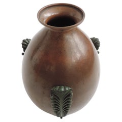 Italienische Vase aus gehämmertem Kupfer aus den 1930er Jahren mit drei dekorativen Metallblättern, appliziert