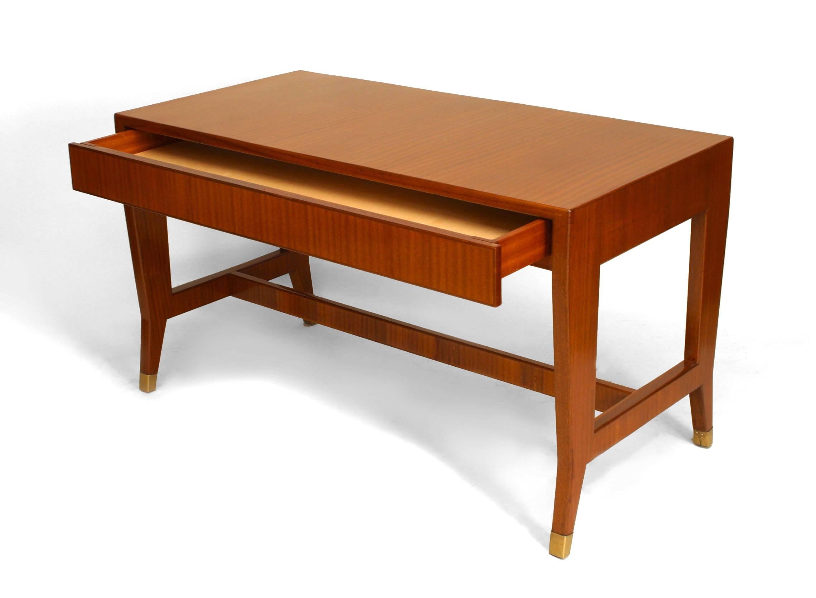 Bureau de table italien des années 30 en acajou avec des pieds de forme géométrique avec des sabots en laiton et un seul tiroir avec un brancard (GIO PONTI - pour l'Université de Padoue)
