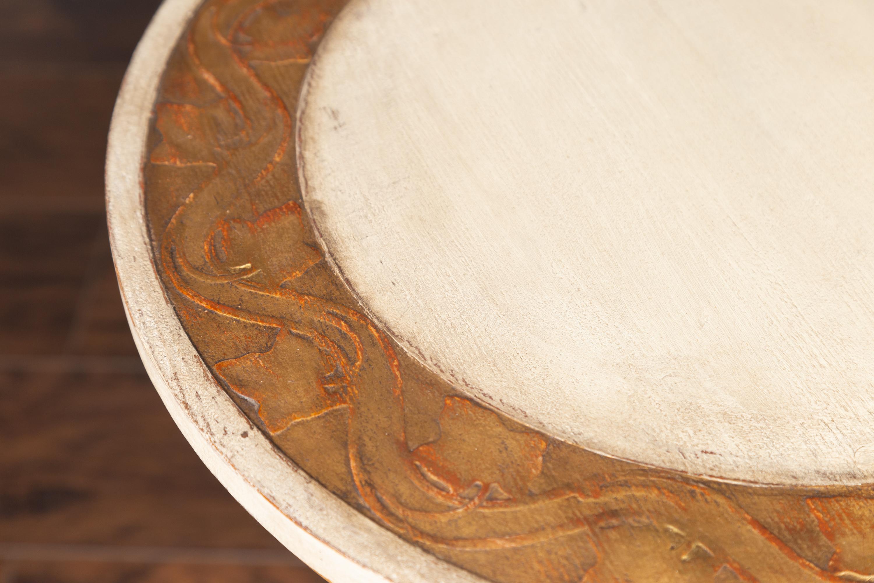 Italienischer Guéridon-Tisch aus bemaltem Holz der 1930er Jahre mit vergoldeten Akzenten und Hufeisenfüßen im Zustand „Gut“ im Angebot in Atlanta, GA