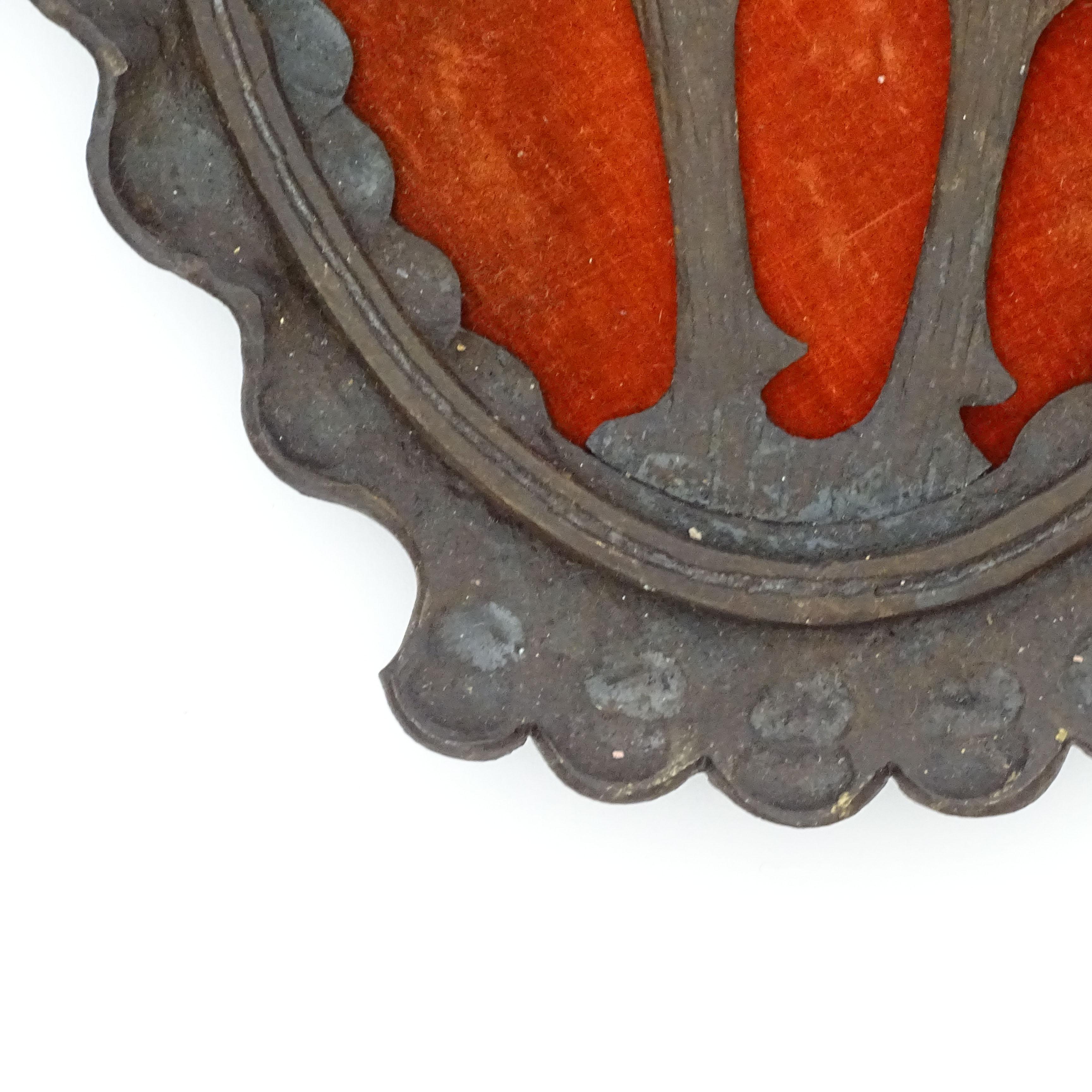 Art Déco Coppia di decorazioni da parete in ferro battuto e velluto con cervi degli anni '30 in vendita