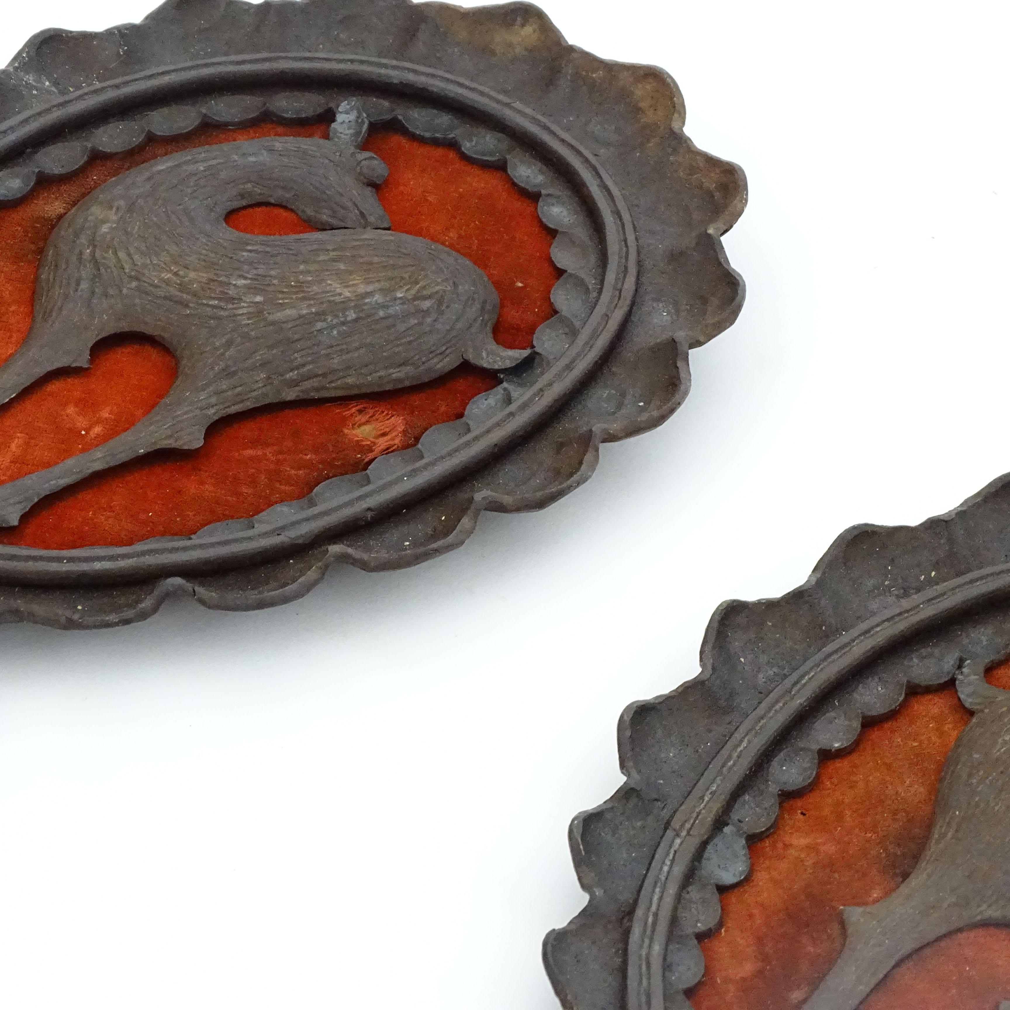 Coppia di decorazioni da parete in ferro battuto e velluto con cervi degli anni '30 In condizioni buone in vendita a Milan, IT