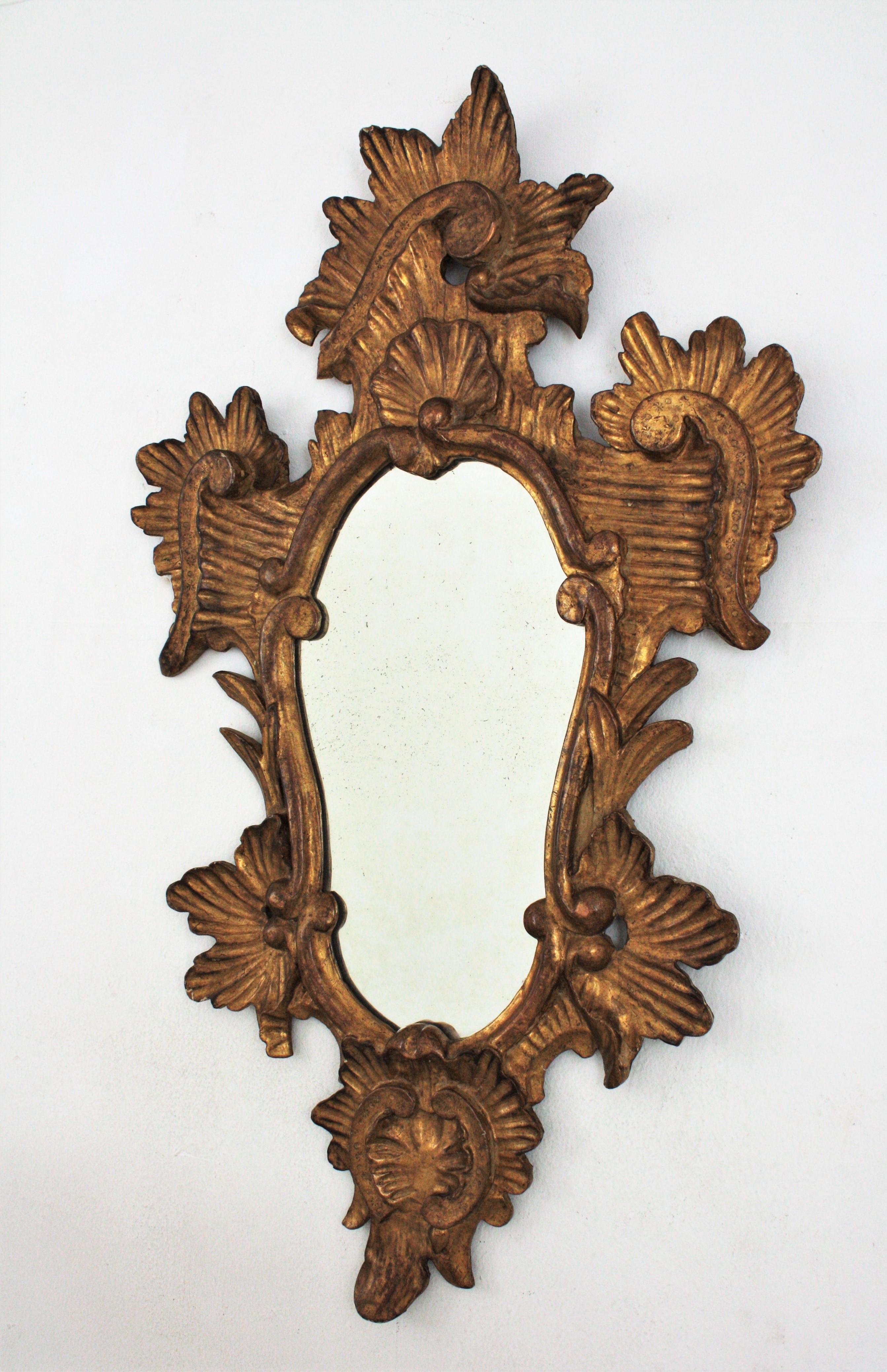 Doré Miroir italien rococo en bois doré en vente