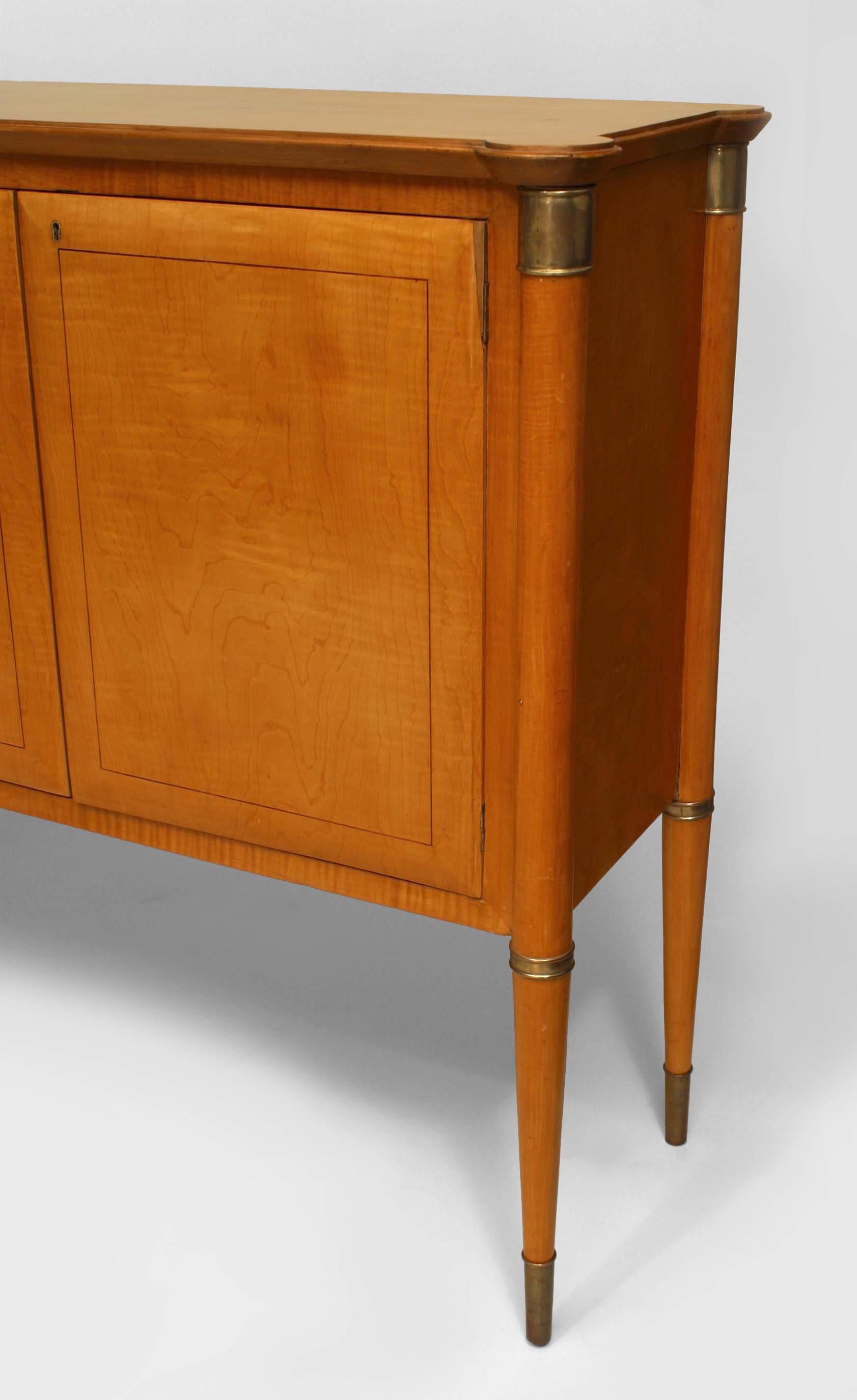 Credenza italiana di metà secolo (anni '30) in sicomoro a 4 ante su gambe affusolate rialzate con finiture in ottone (attribuita a PIERLUIGI COLLI, Torino, 1950 circa).
