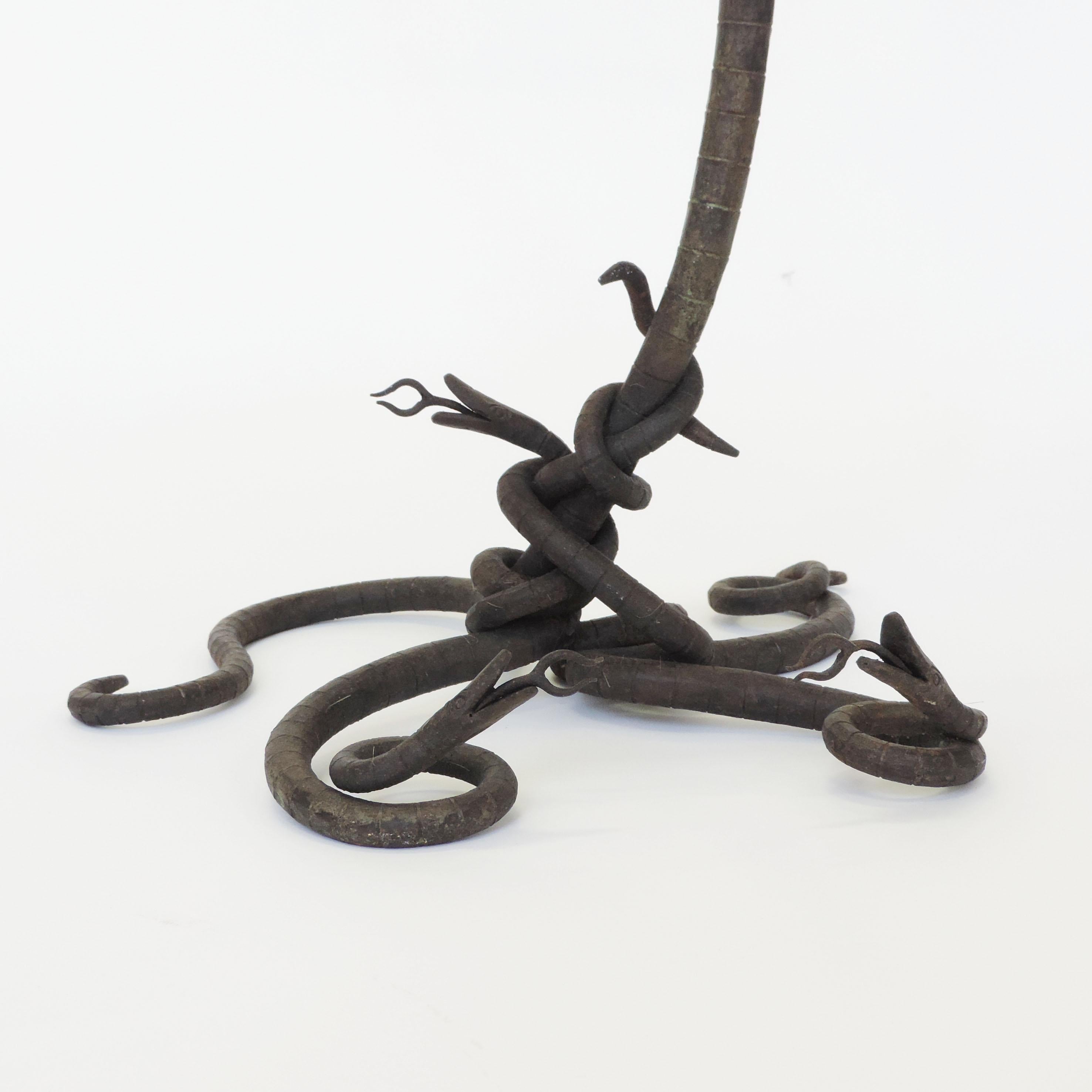 Italian 1930s Wrought Iron Snakes Floor Lamp In Good Condition For Sale In Milan, IT