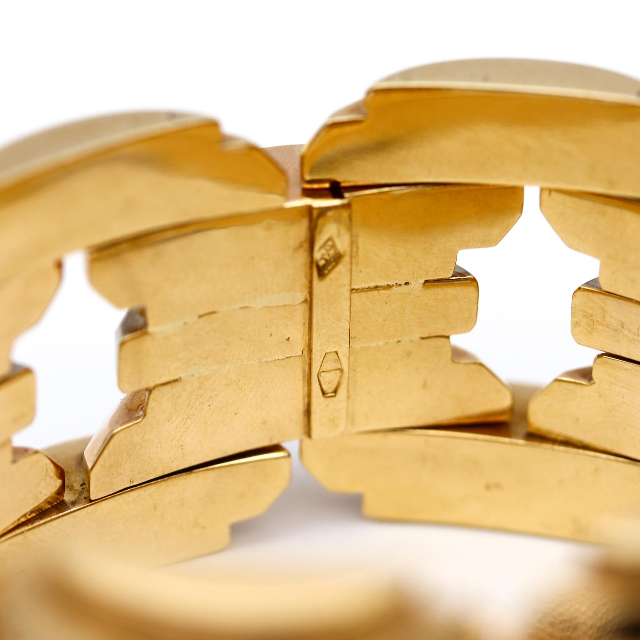 Italienisches geometrisches facettiertes italienisches Art-Déco-Armband aus 18 Karat Gold in drei Farben, 1934 im Zustand „Hervorragend“ im Angebot in Miami, FL