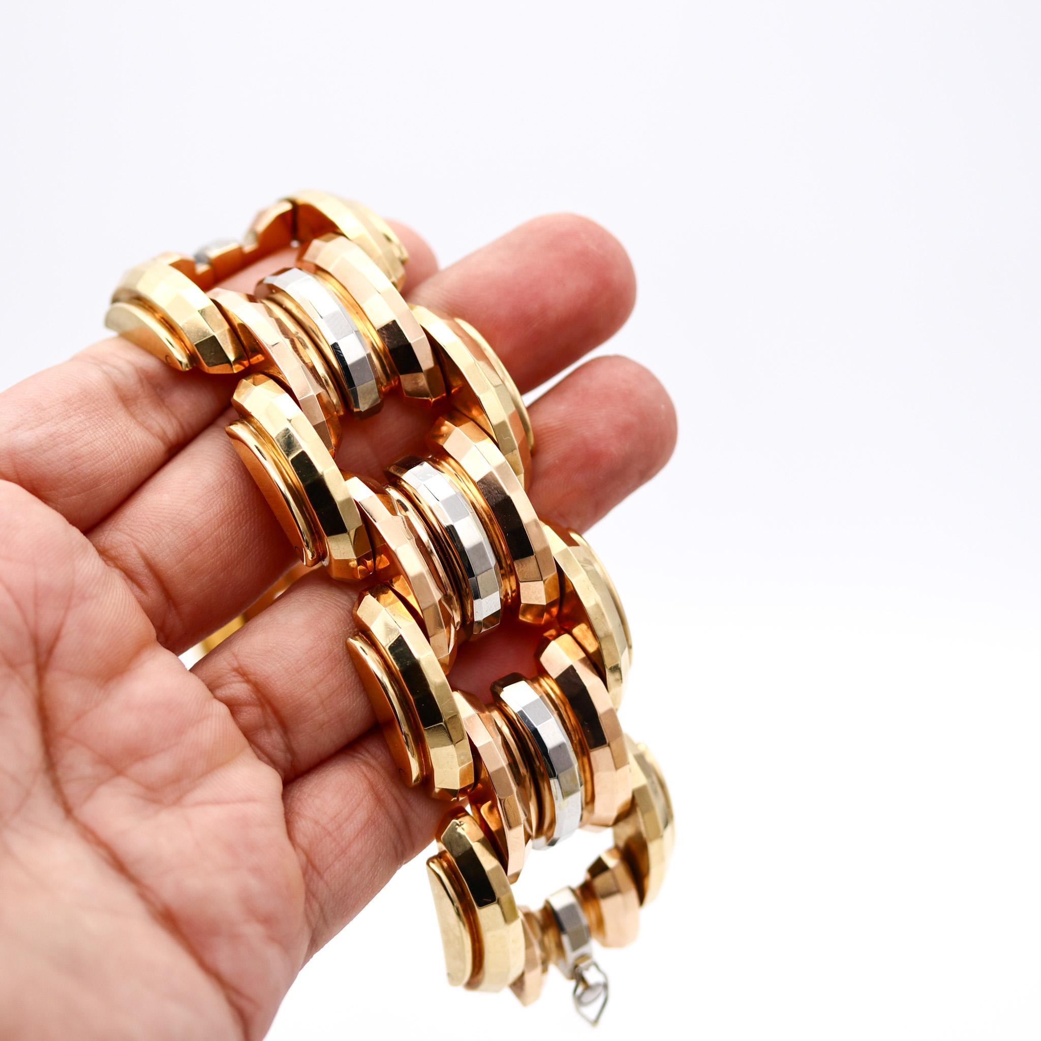 Italian 1934 Art Deco Geometric Faceted Bracelet In Three Colors Of 18Kt Gold For Sale 3