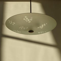 Lámpara de techo italiana de latón y vidrio grabado al ácido de los años 40