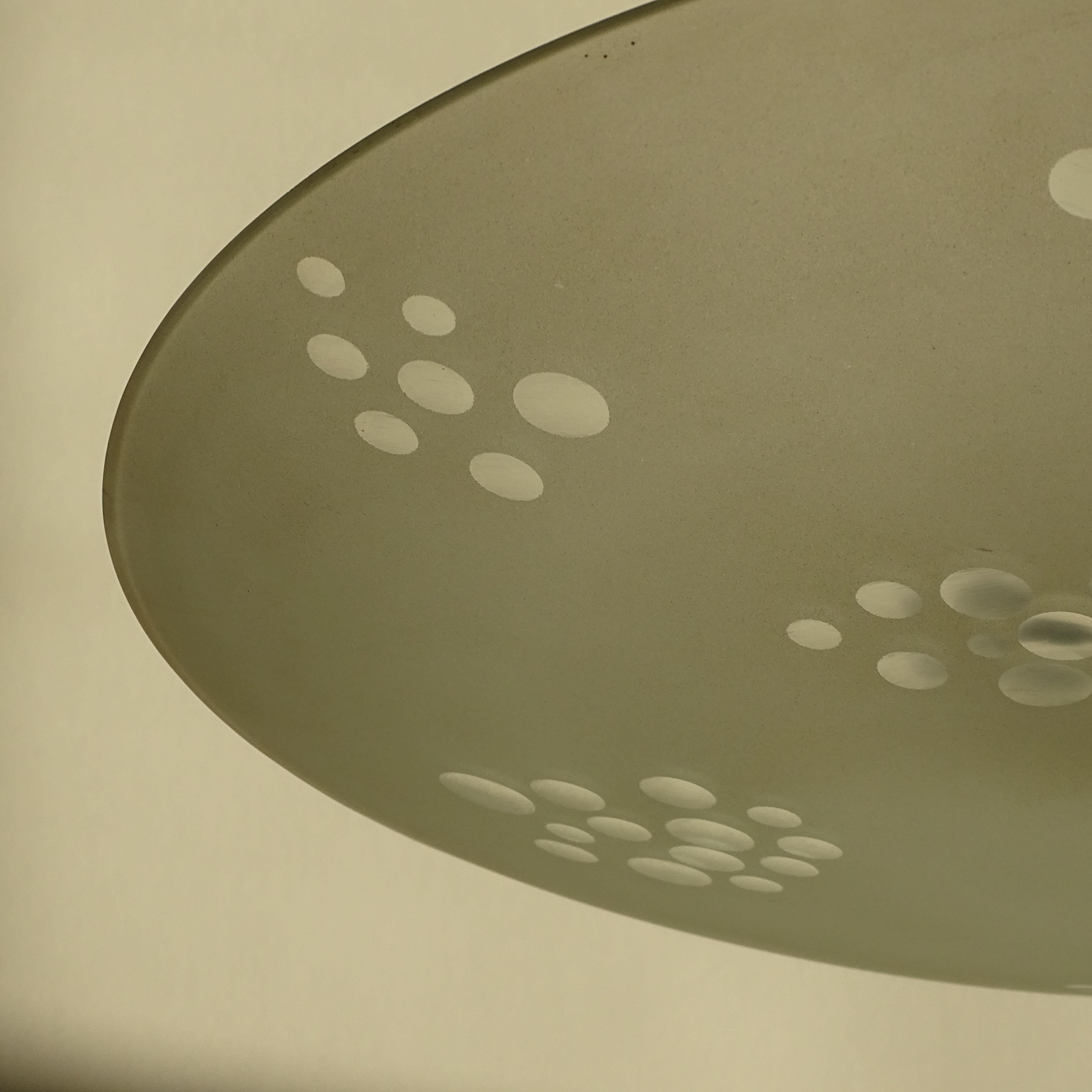 Mid-Century moderno Lampada da soffitto italiana degli anni '40 in vetro acidato e ottone in vendita