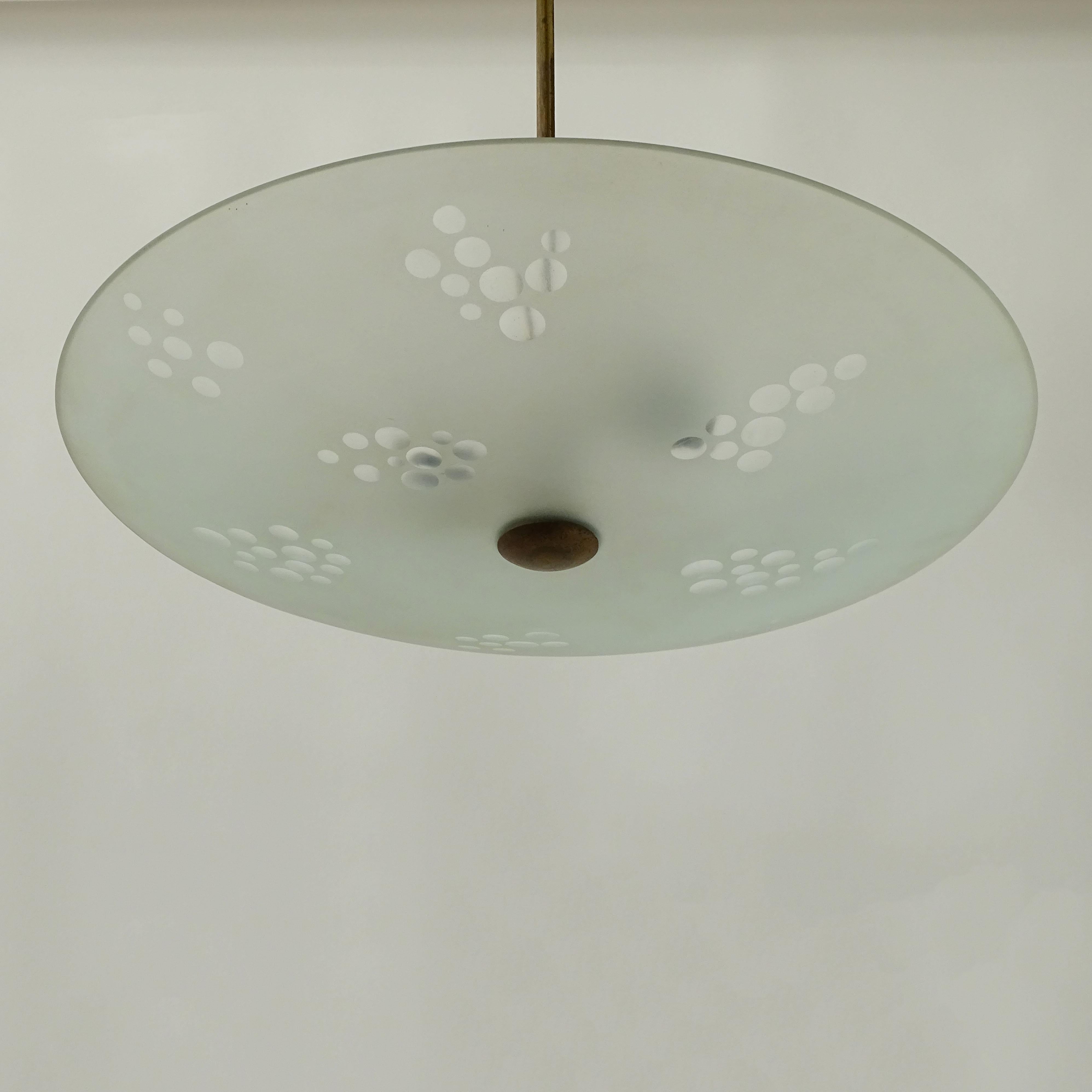 Italiano Lampada da soffitto italiana degli anni '40 in vetro acidato e ottone in vendita