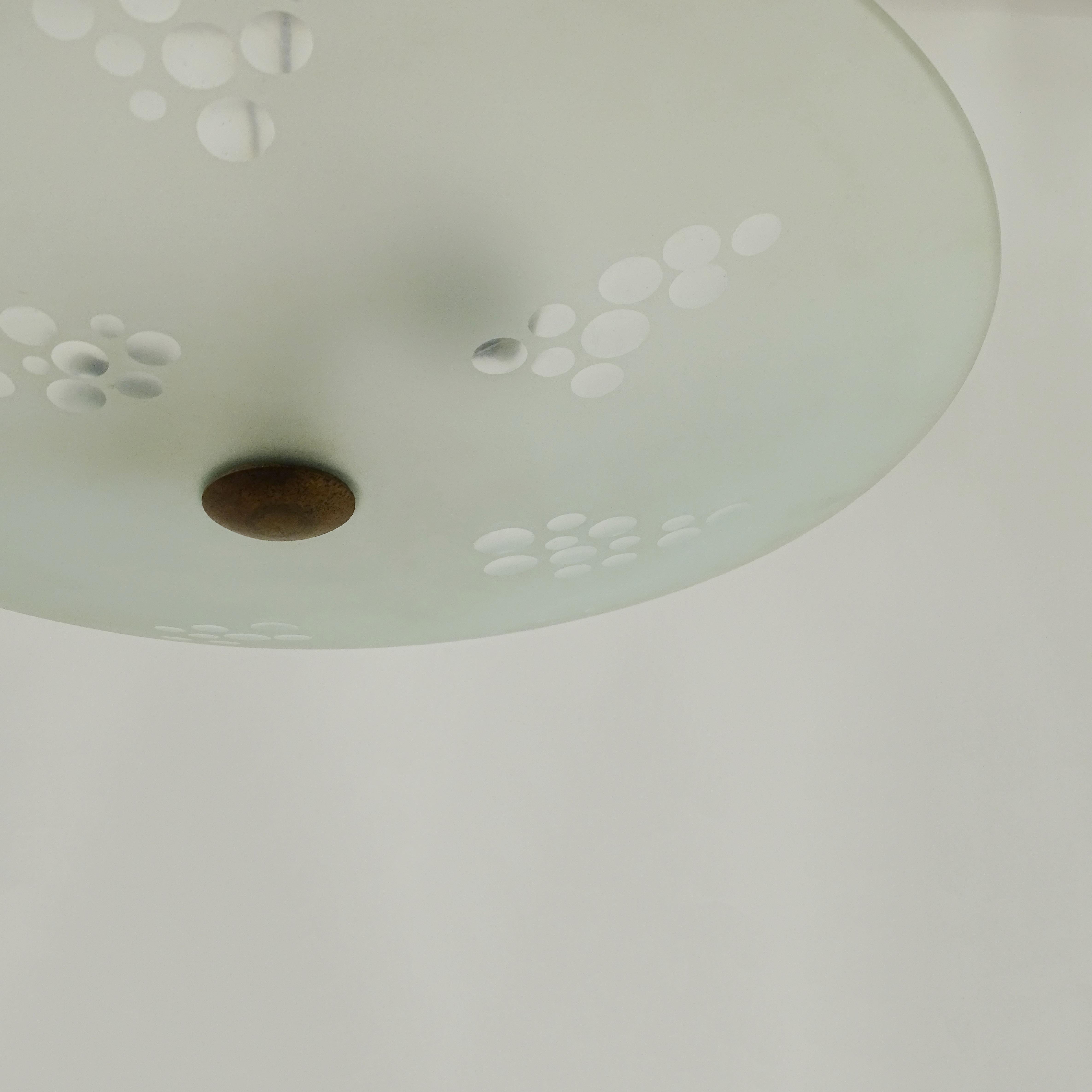 Lampada da soffitto italiana degli anni '40 in vetro acidato e ottone In condizioni buone in vendita a Milan, IT