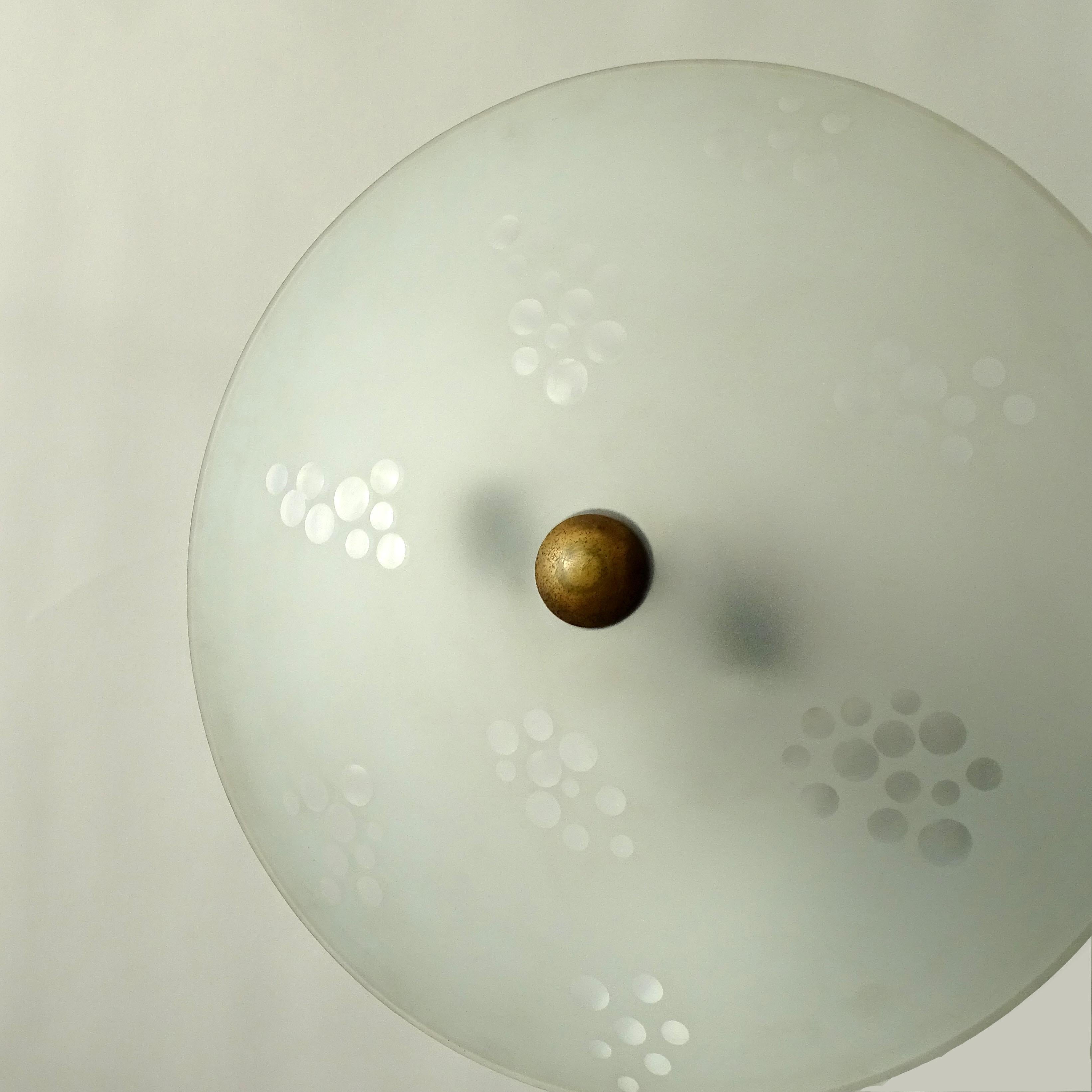 Metà XX secolo Lampada da soffitto italiana degli anni '40 in vetro acidato e ottone in vendita