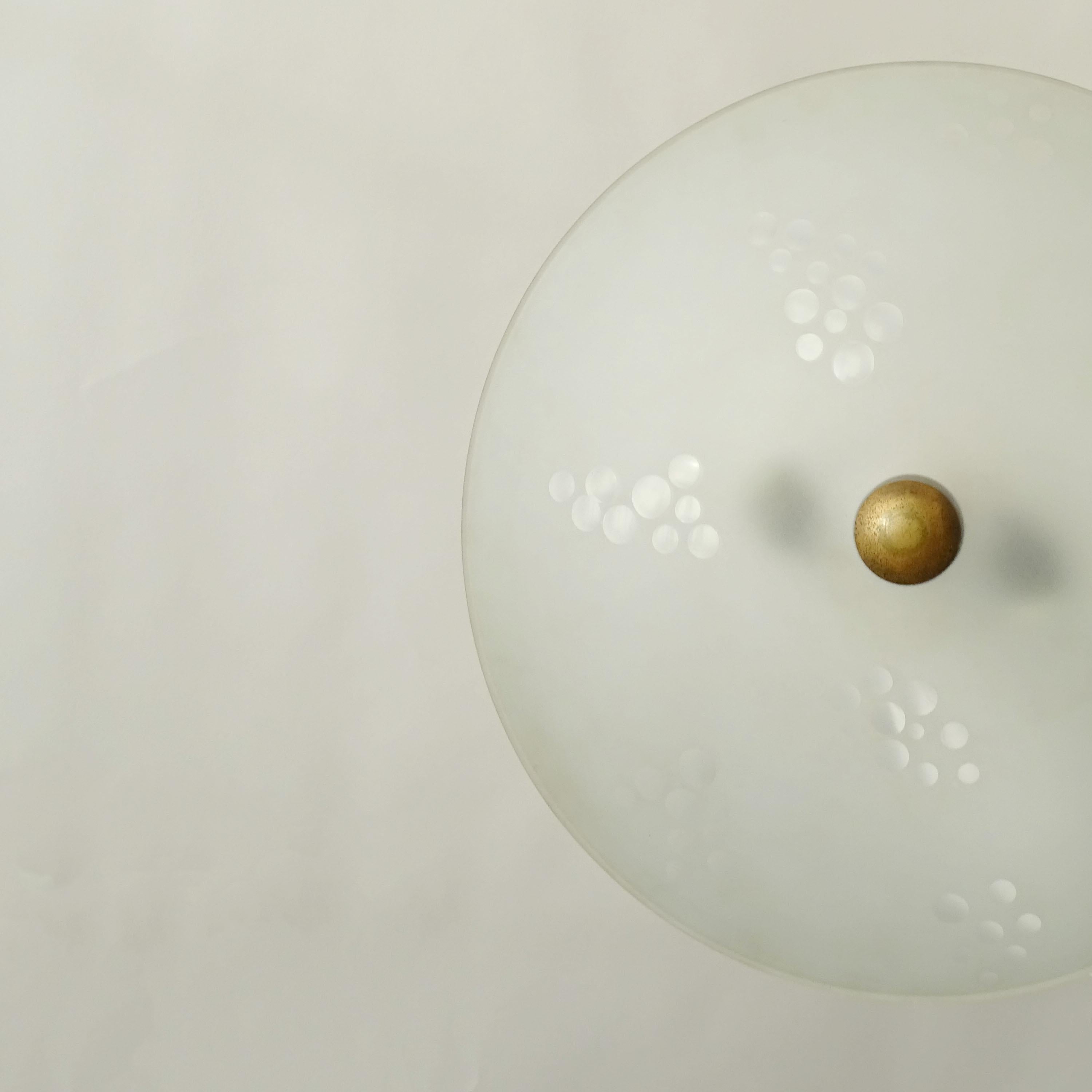 Ottone Lampada da soffitto italiana degli anni '40 in vetro acidato e ottone in vendita