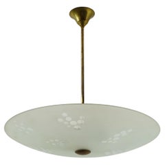 Lampada da soffitto italiana degli anni '40 in vetro acidato e ottone