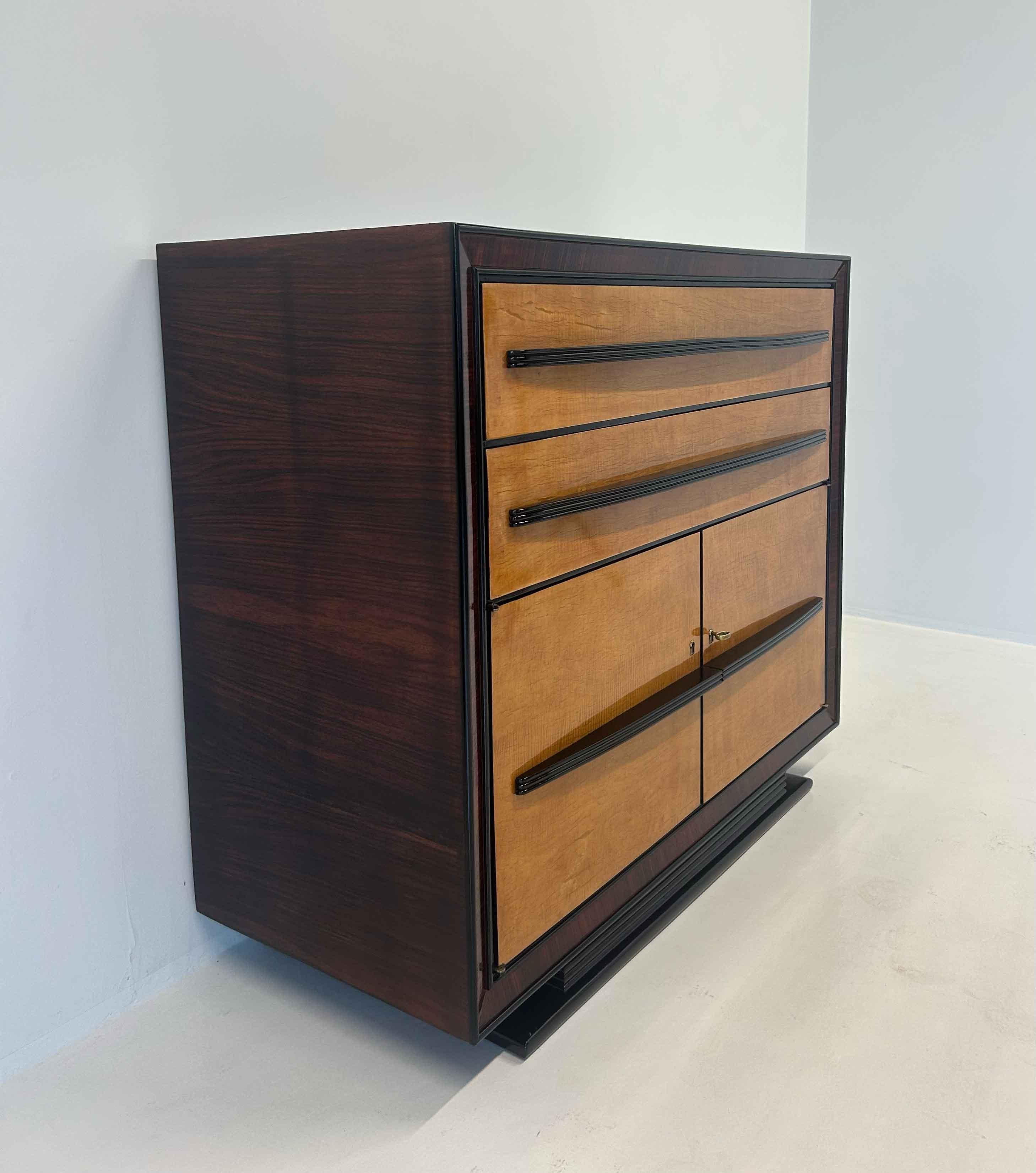 Milieu du XXe siècle Commode italienne Art déco des années 1940 en érable et Wood noir ébonisé, Att. Borsani en vente
