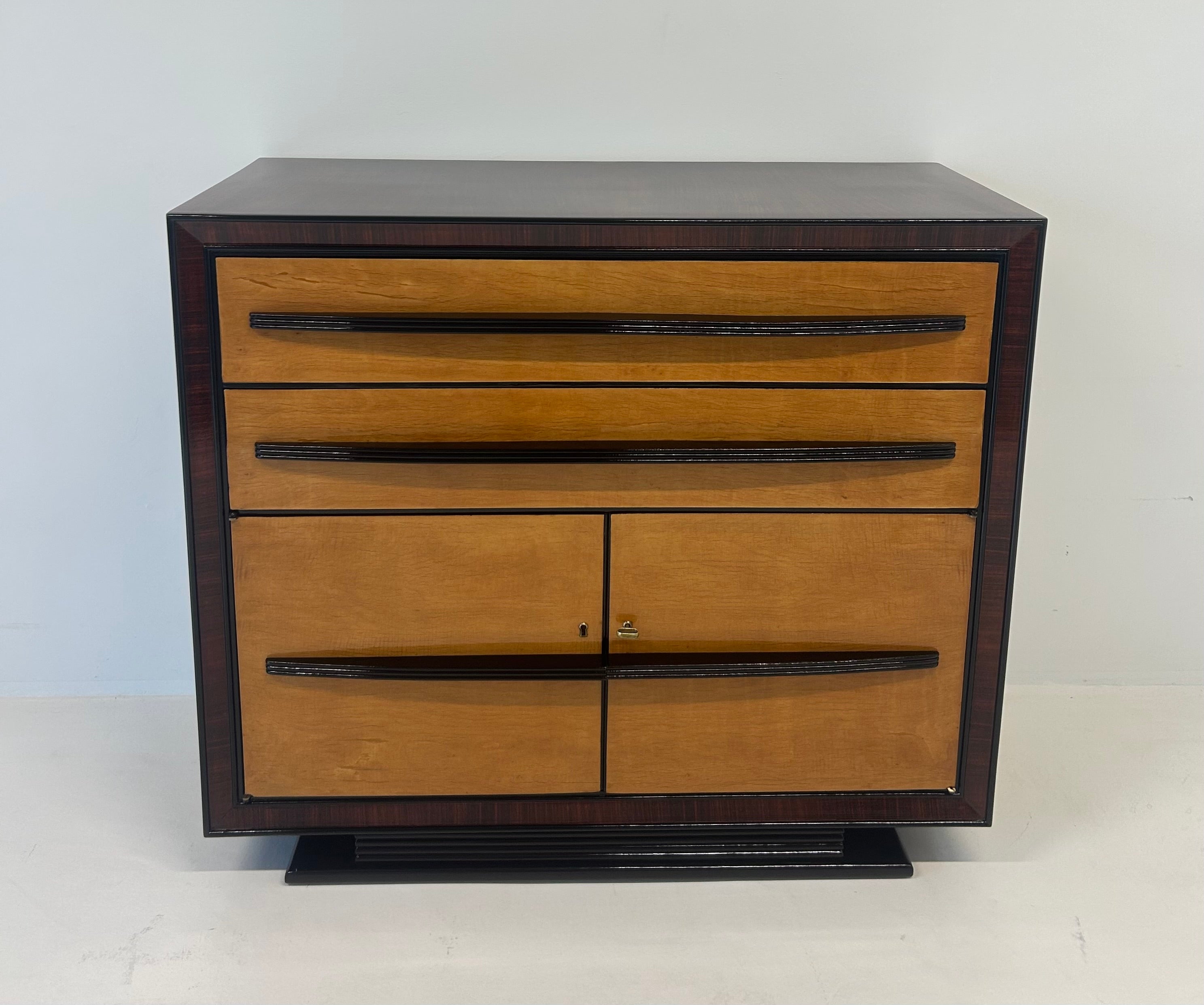 Commode italienne Art déco des années 1940 en érable et Wood noir ébonisé, Att. Borsani en vente