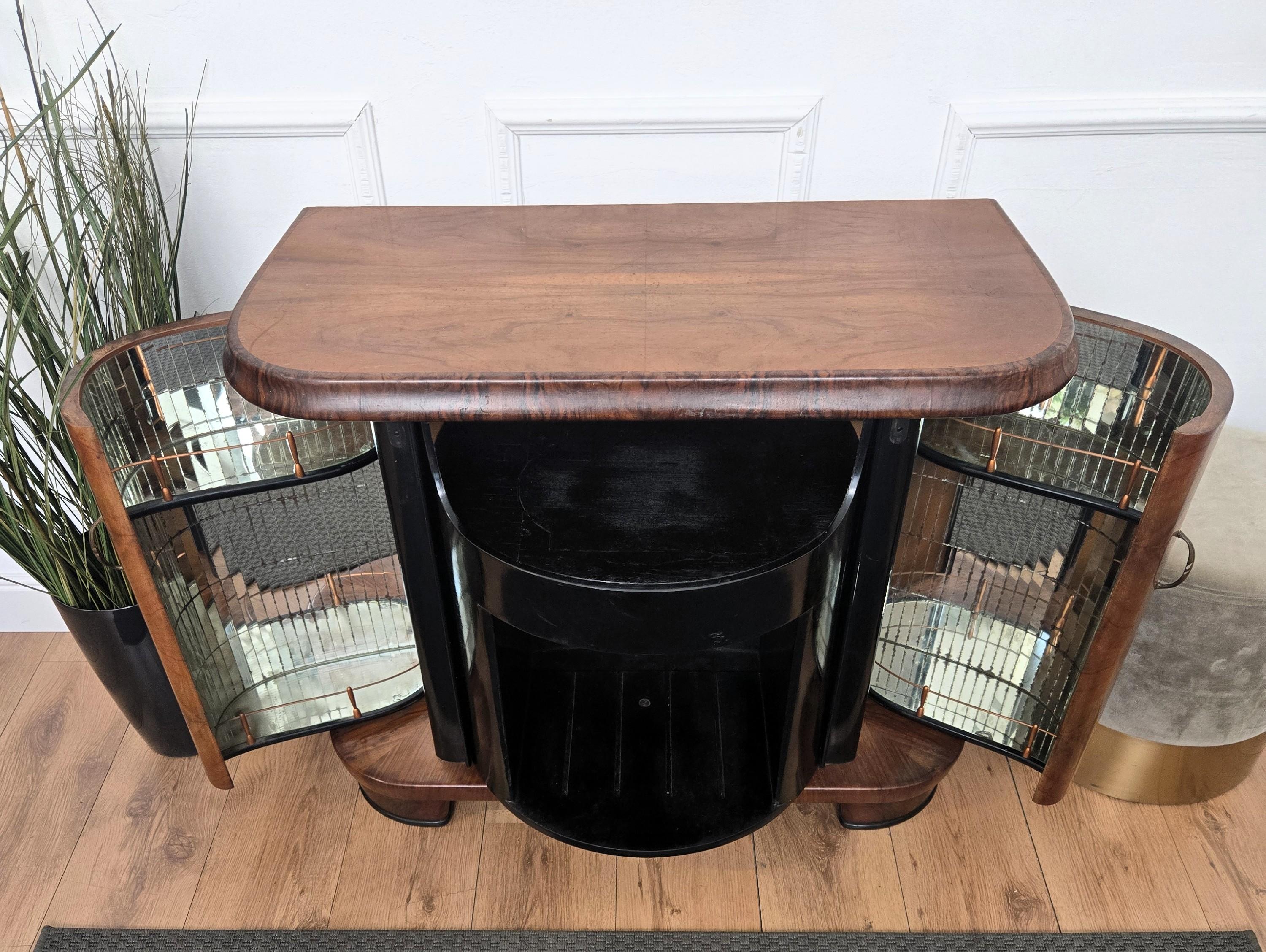 Mueble Bar Seco Italiano Art Decó de Mediados de Siglo de 1940 Burl de Nogal y Mosaico de Espejos en venta 5