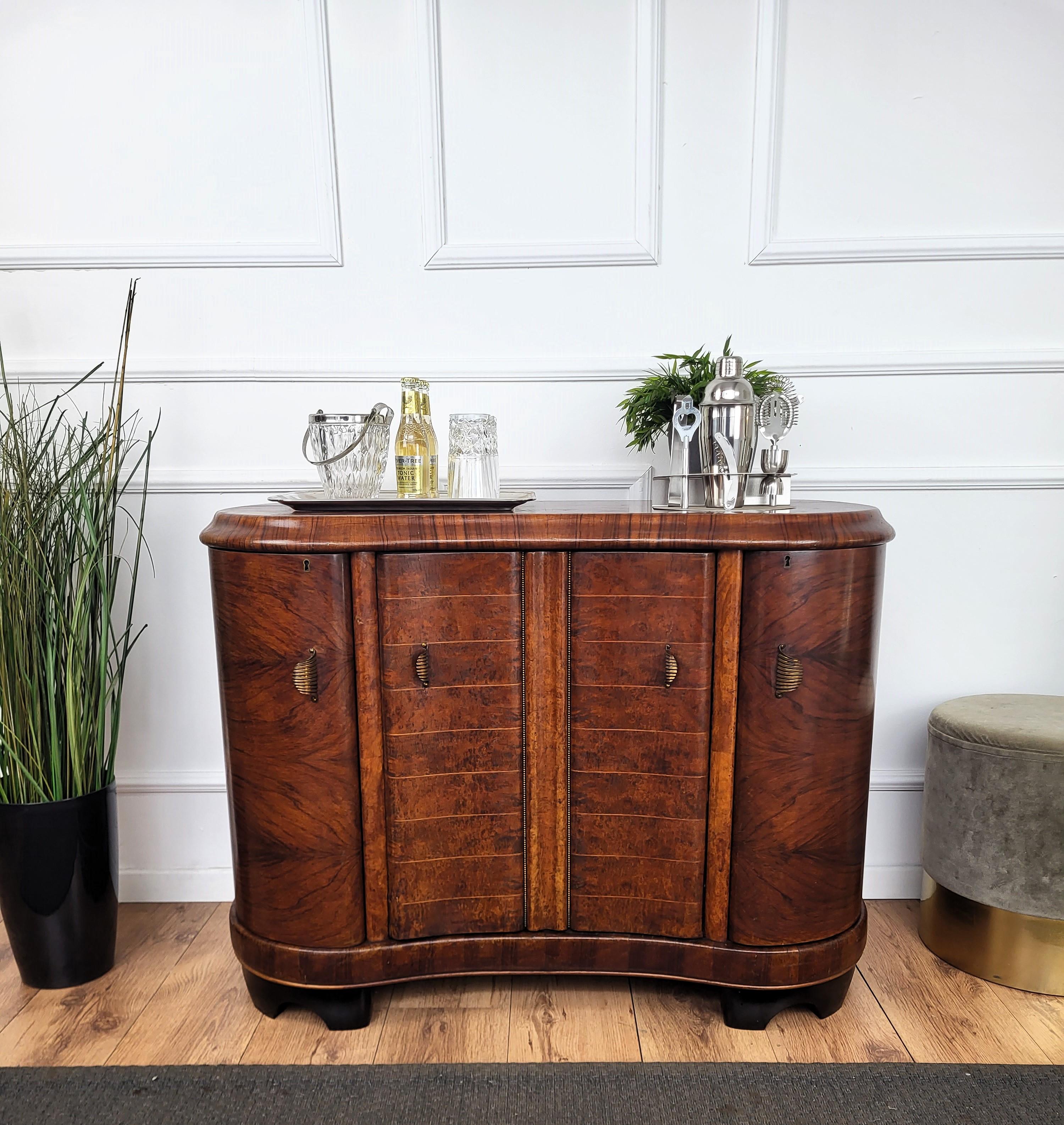 Very elegant Italian Art Deco Mid-Century Modern drinks dry bar cabinet with beautiful veneer walnut briar burl wood, two side doors and central turning compartments with great wooden decor craftmanship and brass handles. When opened, on the right