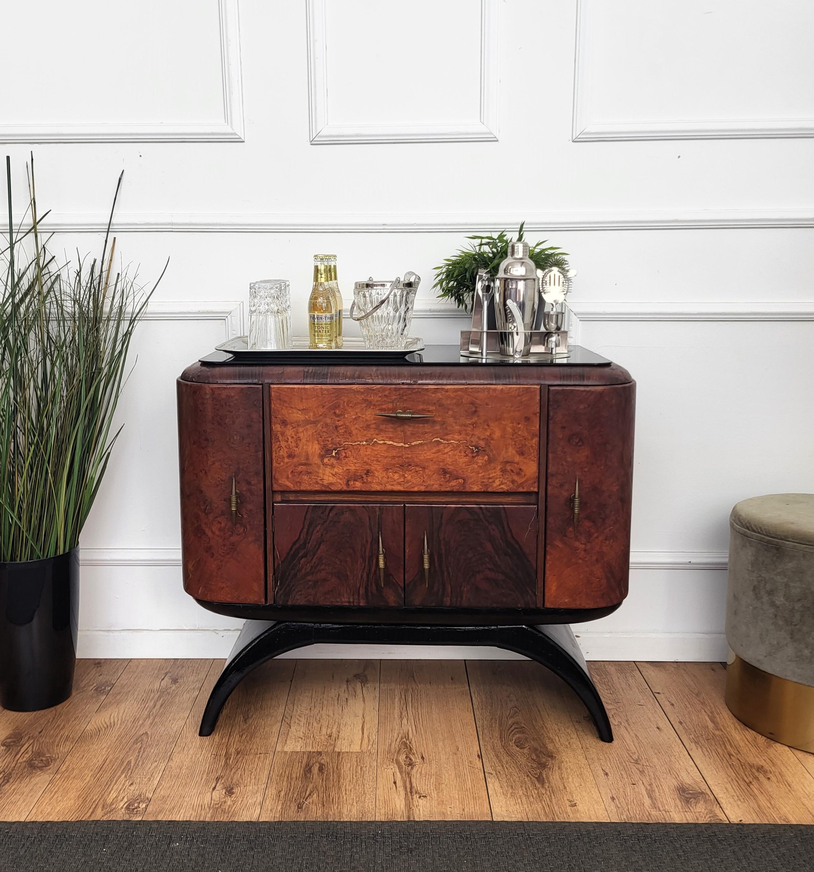 Very elegant Italian Art Deco Mid-Century Modern drinks dry bar cabinet with beautiful veneer walnut wood, two curved side doors and two central doors. 
When opened, on the right and left an amazing interior part in mirrors mosaic while the central